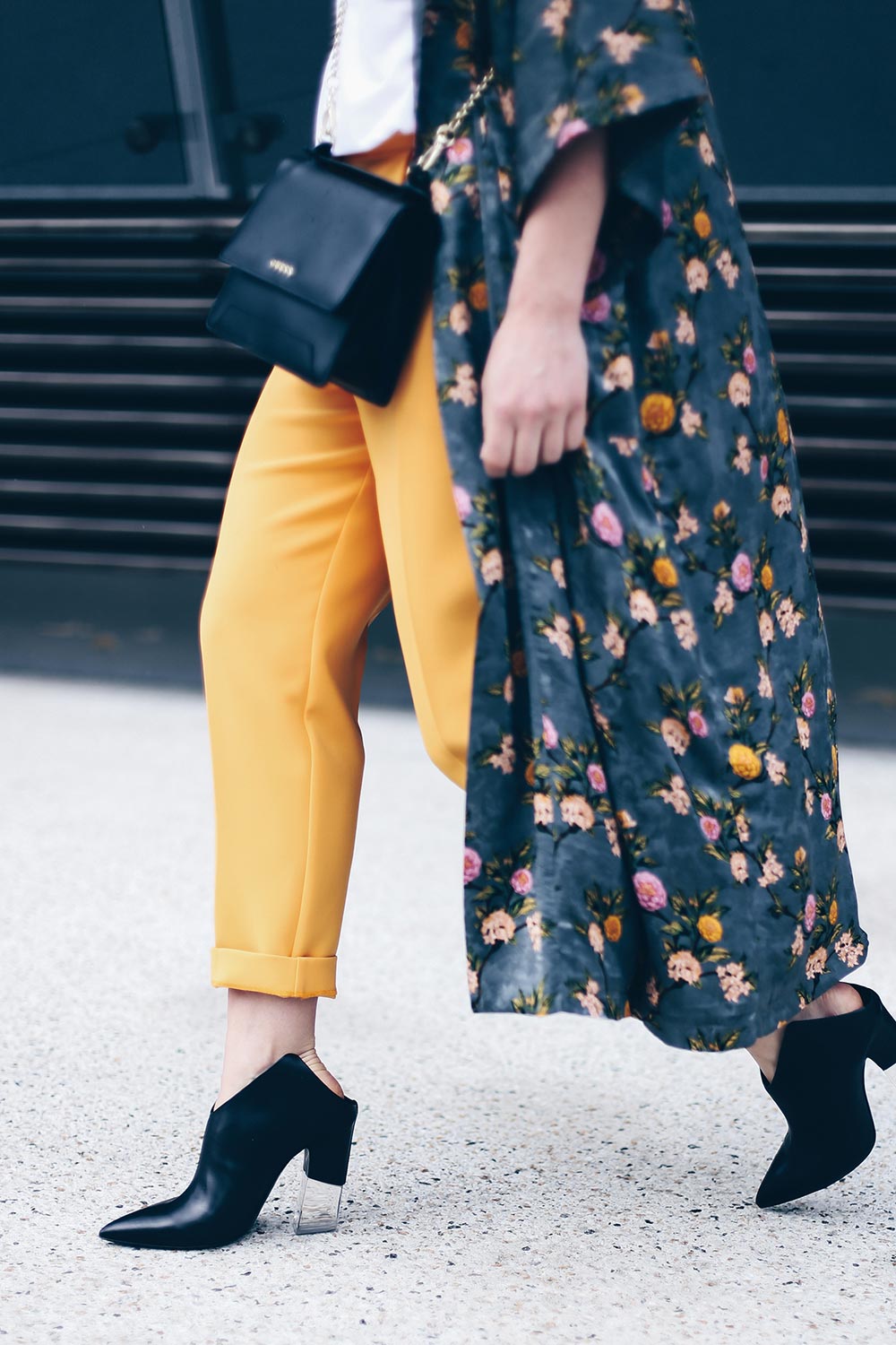 Das Females of the Future Shirt oder auch Topshop Shirt kombiniere ich mit einer gelbe Karottenhose, einem Long-Line Kimono und schwarzen Accessoires. Mehr Outfit Ideen und Kombinationen findet ihr auf meinem Modeblog aus Österreich. Fashion Blogger Streetstyles und Outfit Blog Beiträge. www.whoismocca.me