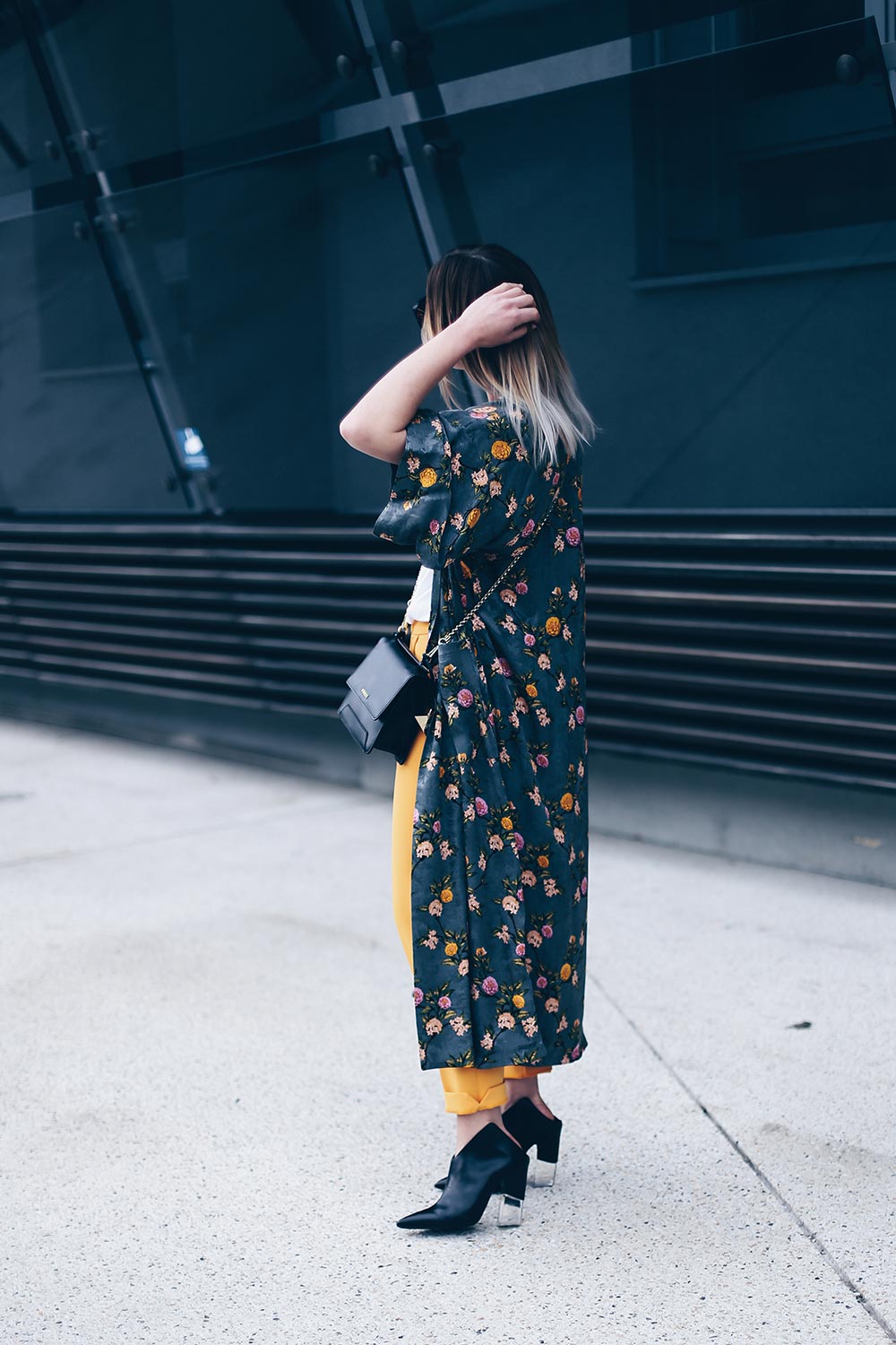 Das Females of the Future Shirt oder auch Topshop Shirt kombiniere ich mit einer gelbe Karottenhose, einem Long-Line Kimono und schwarzen Accessoires. Mehr Outfit Ideen und Kombinationen findet ihr auf meinem Modeblog aus Österreich. Fashion Blogger Streetstyles und Outfit Blog Beiträge. www.whoismocca.me