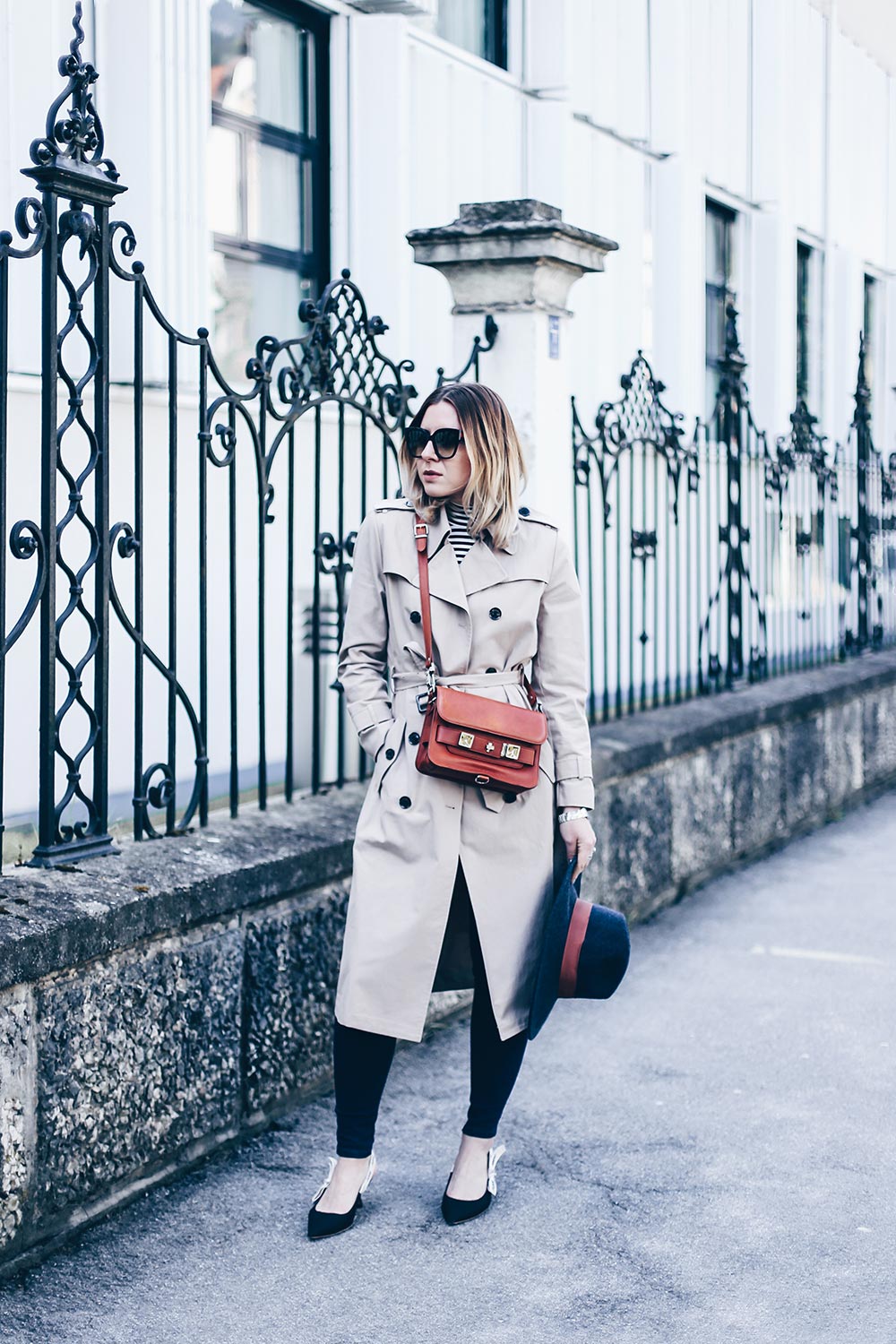 casual chic style und outfit mit J'Adior Pumps, Proenza Schouler PS11 Tasche, Trenchcoat und Skinny Jeans, Fashion Blog, Outfit Blog, Modeblog, Streetstyle 2017, www.whoismocca.me