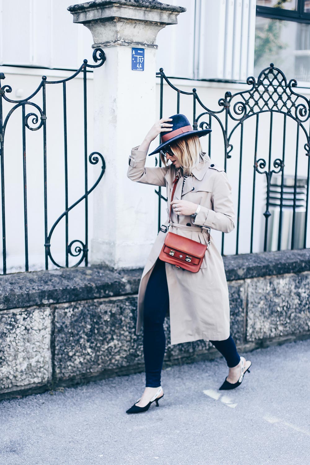 casual chic style und outfit mit J'Adior Pumps, Proenza Schouler PS11 Tasche, Trenchcoat und Skinny Jeans, Fashion Blog, Outfit Blog, Modeblog, Streetstyle 2017, www.whoismocca.me