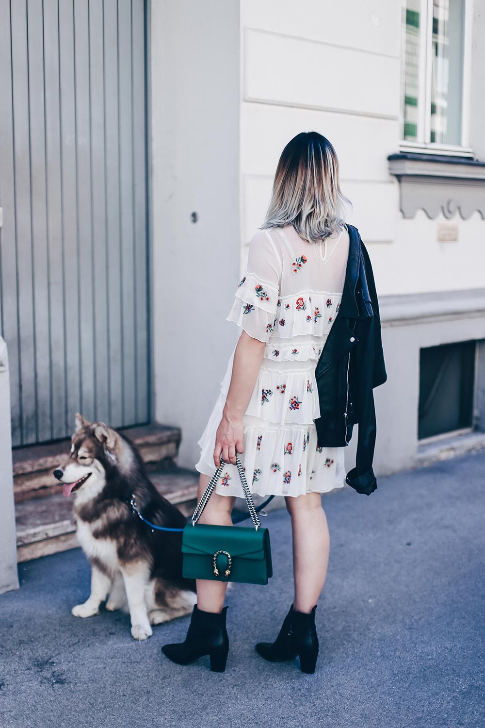 Blumenkleid von Zara im Sommer zu Acne Loma Boots, Gucci Dionysus, schwarze Lederjacke, Sommer Outfit, Sommer Streetstyle, Frühsommer Look, Outfit Blog, Modeblog, Fashion Blog, Style Blog, Fashion Magazin, www.whoismocca.me