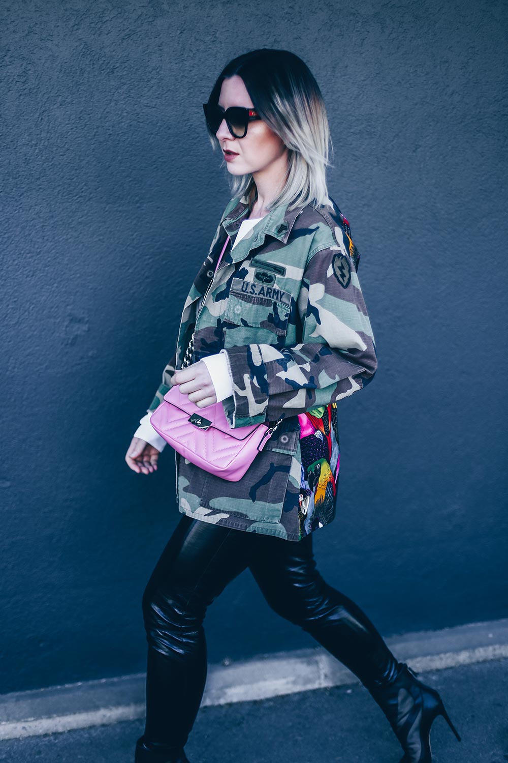 Camouflage Parka stylen, Camouflage kombinieren, pinke Tasche, Casadei Boots, Streetstyle, Gucci Sonnenbrille, Modeblog, Fashion Blog, Outfit Blog, Style Blog, www.whoismocca.me