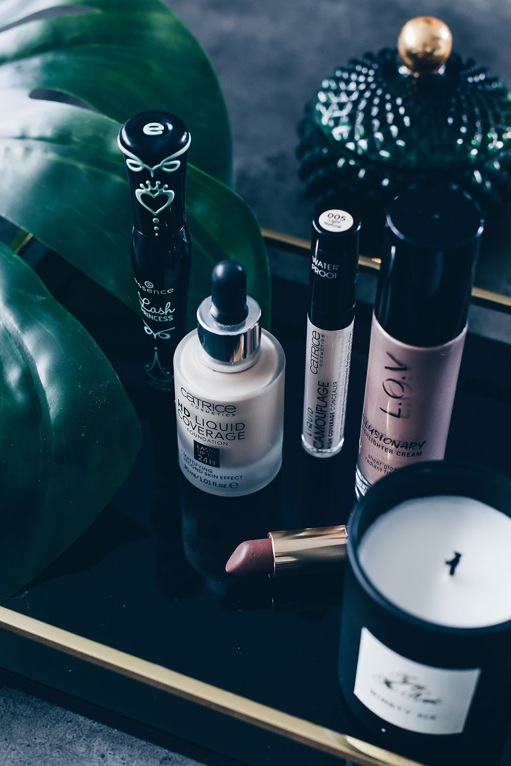 Meine 5 Makeup Must-Haves aus der Drogerie, Drogerie Essentials, Foundation Catrice, Concealer Catrice, Mascara Essence, Color Riche Loreal Lippenstifte Review, Highlighter LOV, Beautyreport, Erfahrungsbericht, Review, Beautyblog, Beauty Magazin, www.whoismocca.me