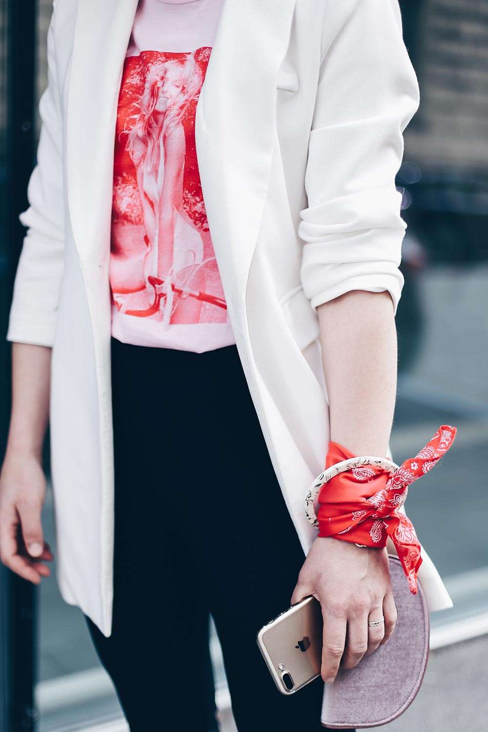 Plateauschuhe und Bandana kombinieren, Volanthose von Zara, weißer Blazer, Print Shirt, Clutch mit Metallring, Streetstyle, Outfit of the day, Outfit Blog, Fashion Blog, Modeblog, Style Blog, www.whoismocca.me