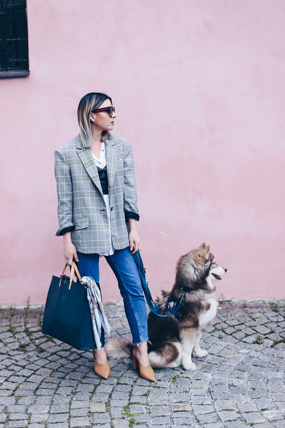 Mom Jeans Outfit, Oversize Blazer stylen, Pumps in Nude, Wardrobe Essentials, sibirischer Husky, Bralet kombinieren, Business Casual Chic, Modeblog, Fashion Blog, Style Blog, Outfit Blog, Mode Magazin, Fashion Magazin, www.whoismocca.me