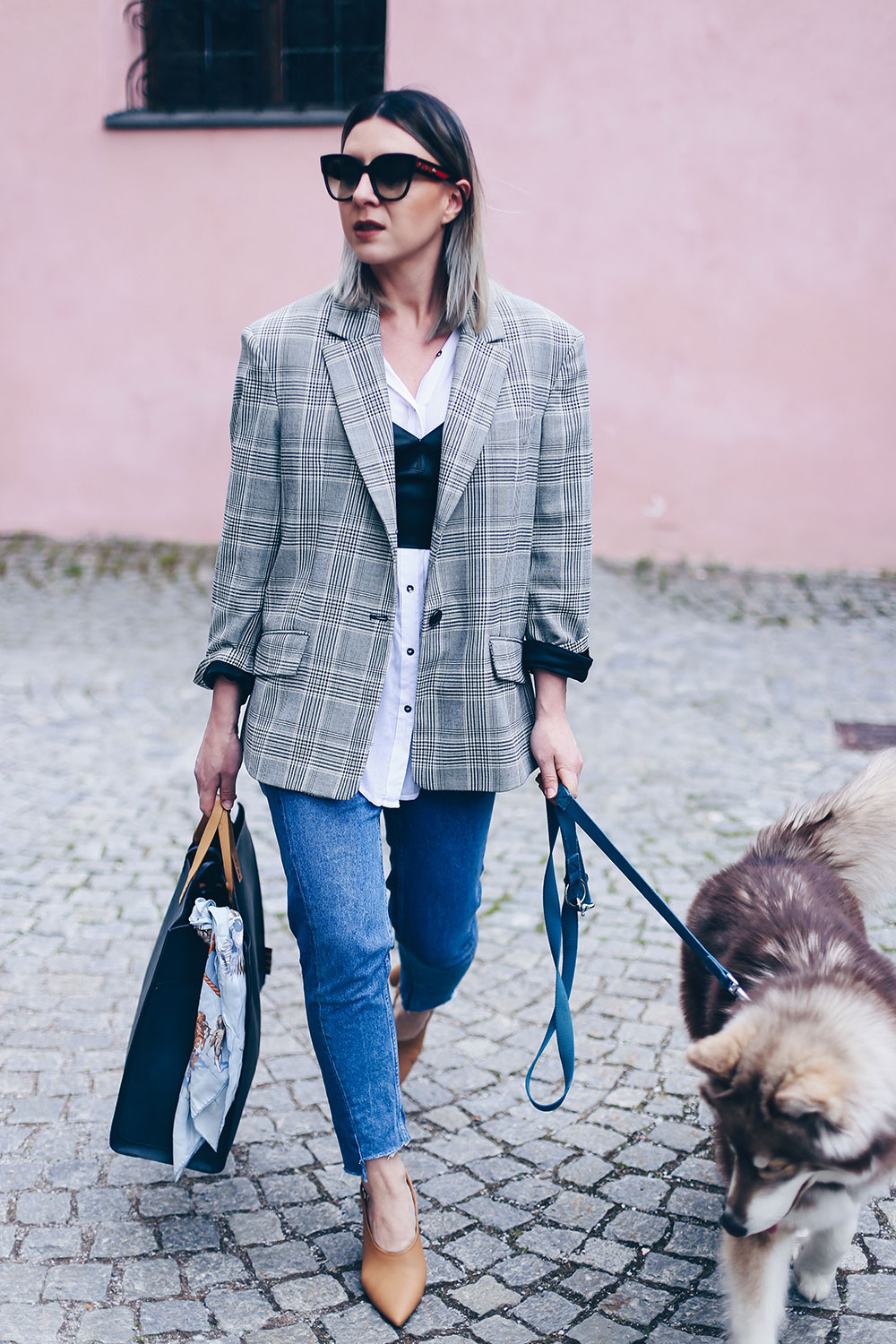 Mom Jeans Outfit, Oversize Blazer stylen, Pumps in Nude, Wardrobe Essentials, sibirischer Husky, Bralet kombinieren, Business Casual Chic, Modeblog, Fashion Blog, Style Blog, Outfit Blog, Mode Magazin, Fashion Magazin, www.whoismocca.me