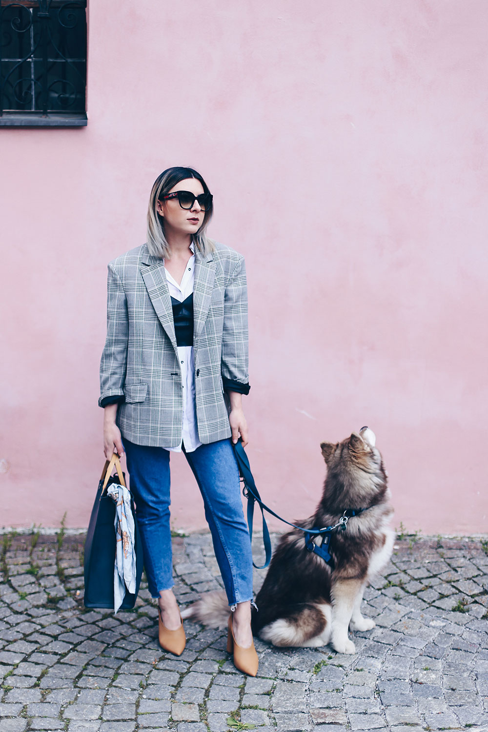 Mom Jeans Outfit, Oversize Blazer stylen, Pumps in Nude, Wardrobe Essentials, sibirischer Husky, Bralet kombinieren, Business Casual Chic, Modeblog, Fashion Blog, Style Blog, Outfit Blog, Mode Magazin, Fashion Magazin, www.whoismocca.me