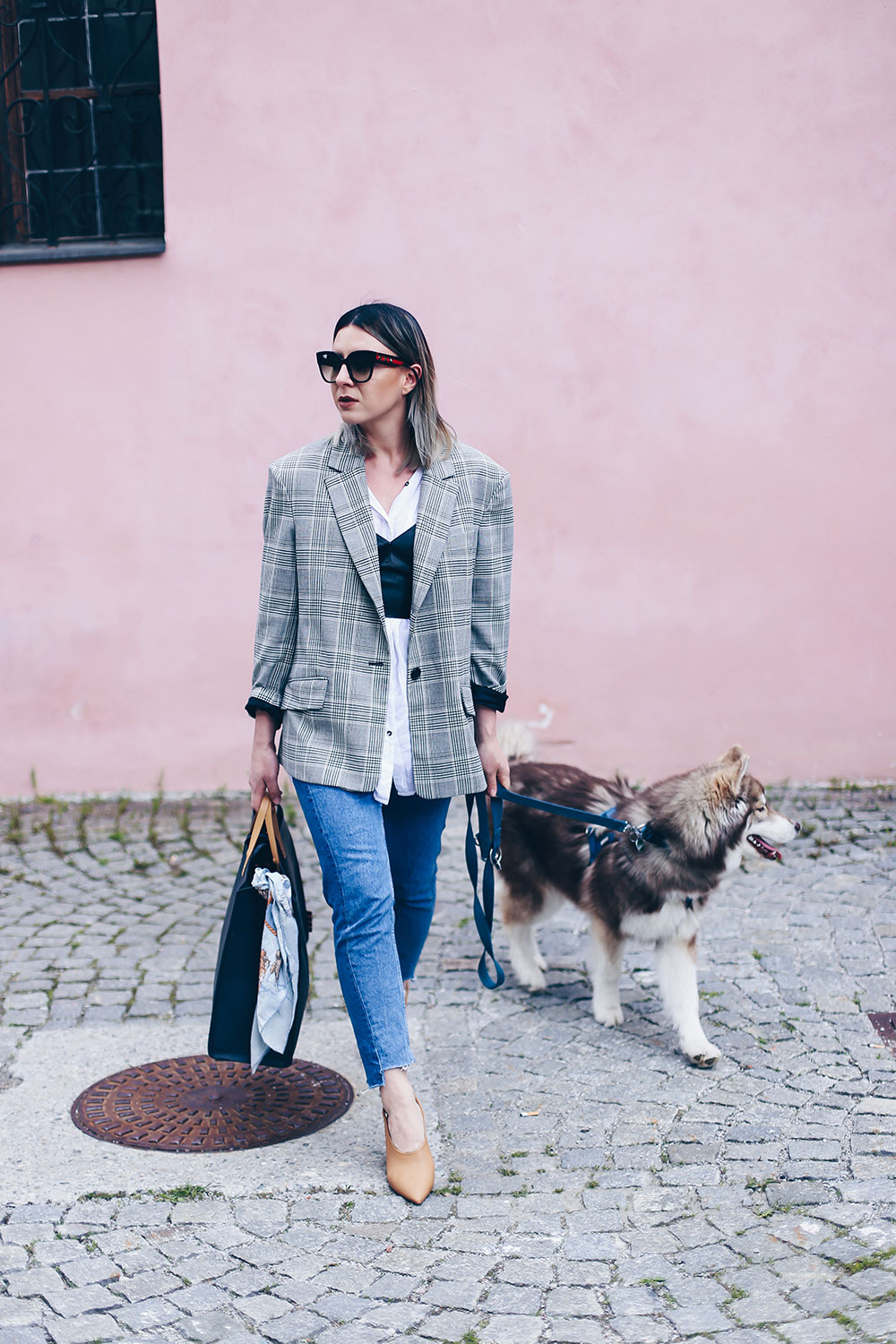 Mom Jeans Outfit, Oversize Blazer stylen, Pumps in Nude, Wardrobe Essentials, sibirischer Husky, Bralet kombinieren, Business Casual Chic, Modeblog, Fashion Blog, Style Blog, Outfit Blog, Mode Magazin, Fashion Magazin, www.whoismocca.me