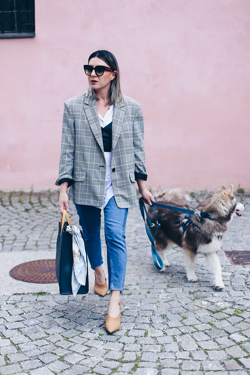 Mom Jeans Outfit, Oversize Blazer stylen, Pumps in Nude, Wardrobe Essentials, sibirischer Husky, Bralet kombinieren, Business Casual Chic, Modeblog, Fashion Blog, Style Blog, Outfit Blog, Mode Magazin, Fashion Magazin, www.whoismocca.me