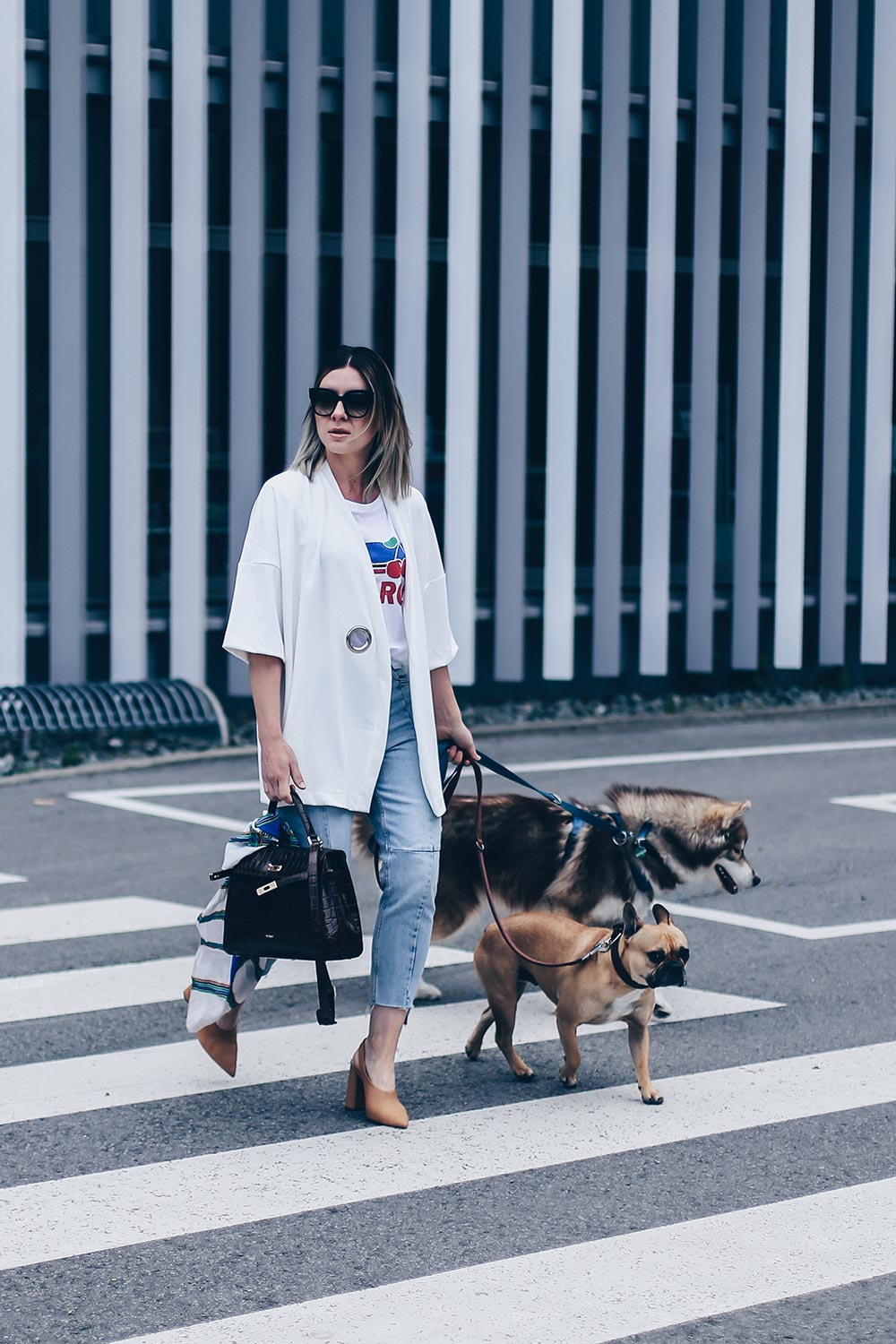 cropped Jeans Outfit, Mom Jeans kombinieren, Jeans Styling Ideen, Picard Tasche, Saint Laurent Tuch, Mango Pumps, Blockabsatz, Print Shirt, Statement Shirt, Kaftan, Kimono stylen, Frühlings Outfit, Modeblog, Fashion Blog, Style Blog, Outfit Blog, www.whoismocca.me