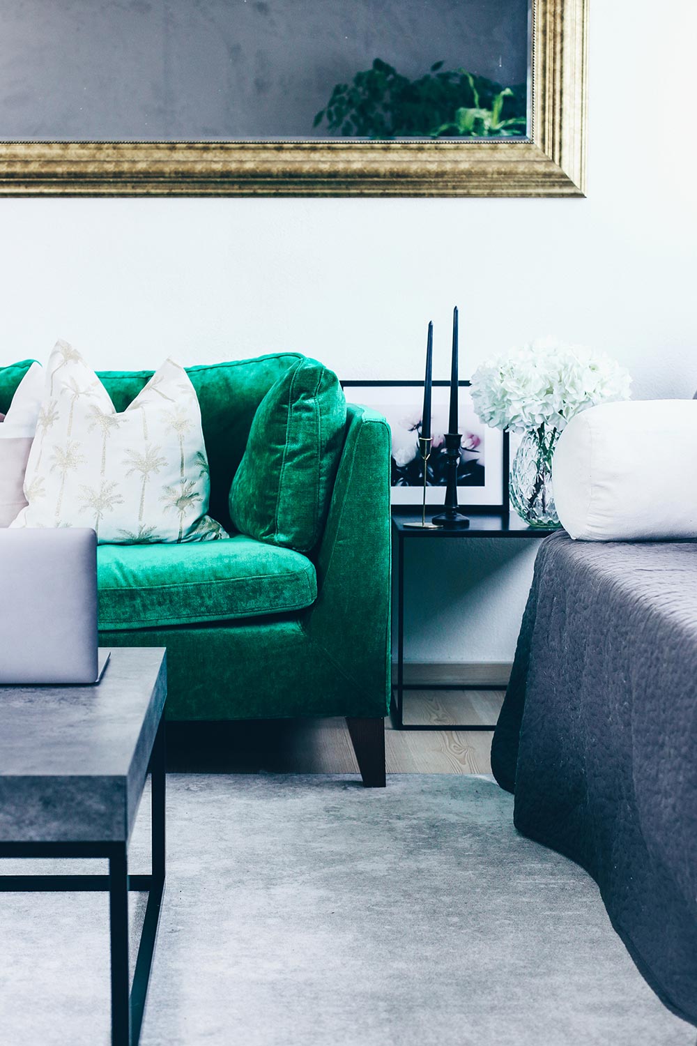 Wohnzimmer Ideen, Wohnzimmer Inspiration, Living Room Ideas, Green Interior Inspiration, grünes Sofa, Stockholm Sofa, Industrial Style, modernes Wohnzimmer, minimalistische Einrichtung, gemütliches Wohnzimmer, Interior Blog, Magazin, Style Blog, www.whoismocca.me