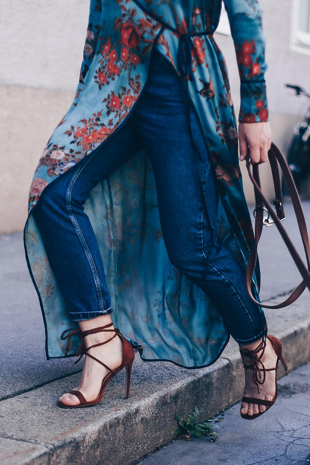 Zara Blumen Longline Kimono kombinieren, Früh Sommer Outfit mit Jeans und Kimono, High Heels, Nina Ricci Tasche, rosa Sonnenbrille, Basic Casual Chic Outfit, Sommer Style, Fashion Blog, Modeblog, Outfit Blog, Style Blogazine, www.whoismocca.me