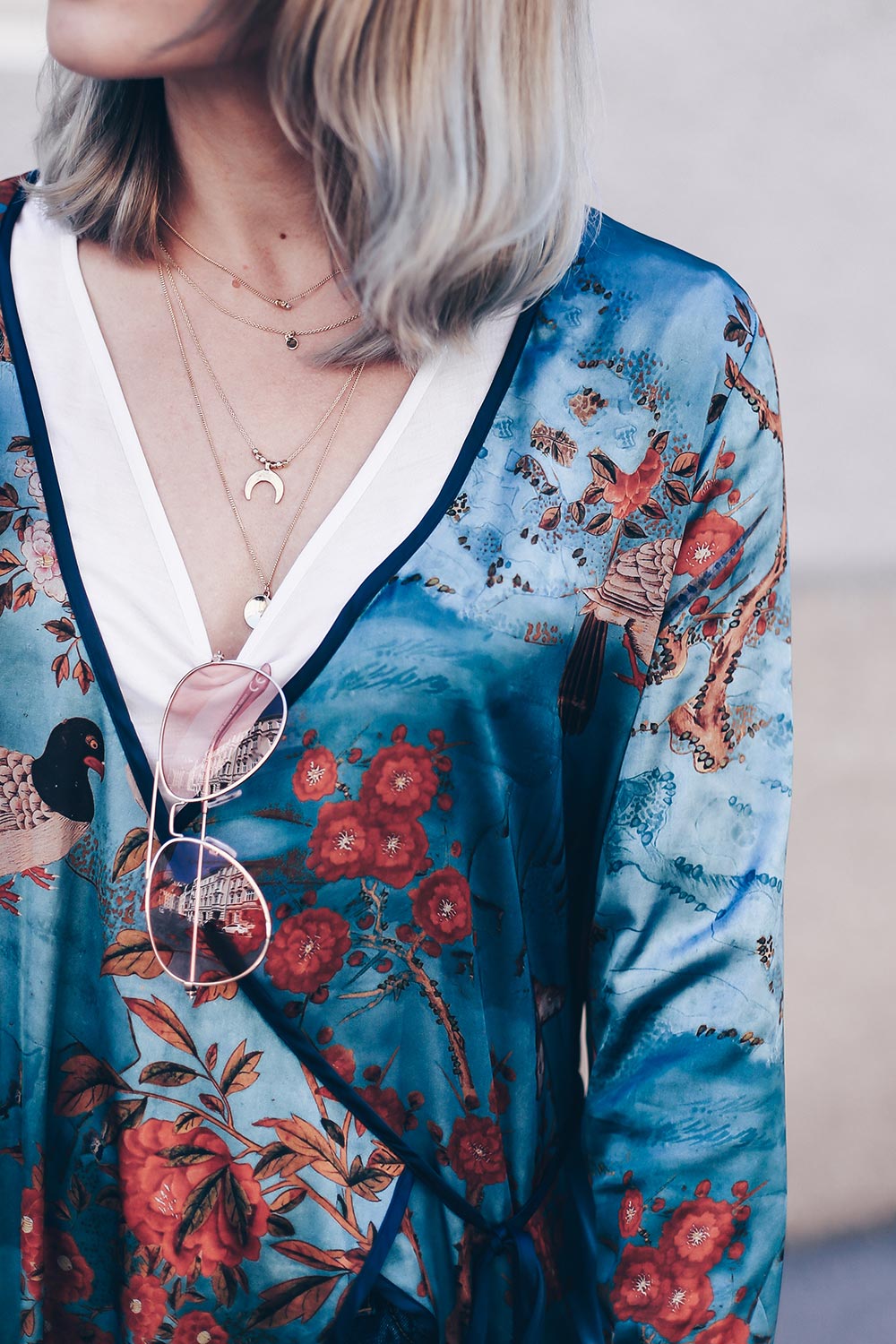 Zara Blumen Longline Kimono kombinieren, Früh Sommer Outfit mit Jeans und Kimono, High Heels, Nina Ricci Tasche, rosa Sonnenbrille, Basic Casual Chic Outfit, Sommer Style, Fashion Blog, Modeblog, Outfit Blog, Style Blogazine, www.whoismocca.me