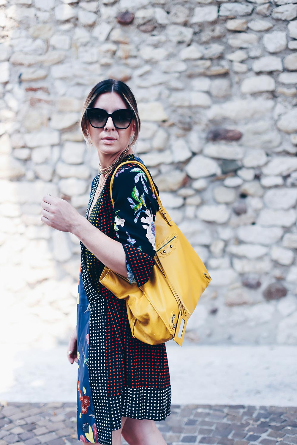 Diane von Furstenberg Kleid, diane von furstenberg kleider sale, Seidenkleid kombinieren, Balenciaga tasche gelb, Sommer Outfit, Streetstyle, urlaubsoutfit, Fashion Blog, Modeblog, Urlaubskleider, print kleid bedruckt, Diane von Furstenberg Seidenkleid, modetipps 2017, Style Blog, Outfit Blog, www.whoismocca.me