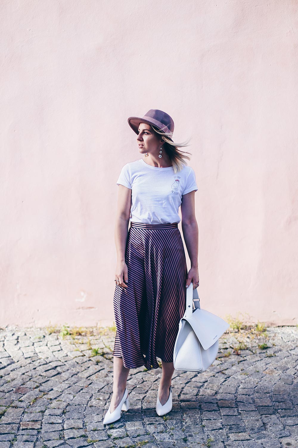 Midirock kombinieren, weiße Pumps Outfit, Sommer Hut, Printshirt stylen, weiße Taschen, IT Bag Sommer 2017, weiße Taschen kombinieren, Styling Tipps, Modetipps, Fashion Blog, Modeblog, Outfit Blog, www.whoismocca.me