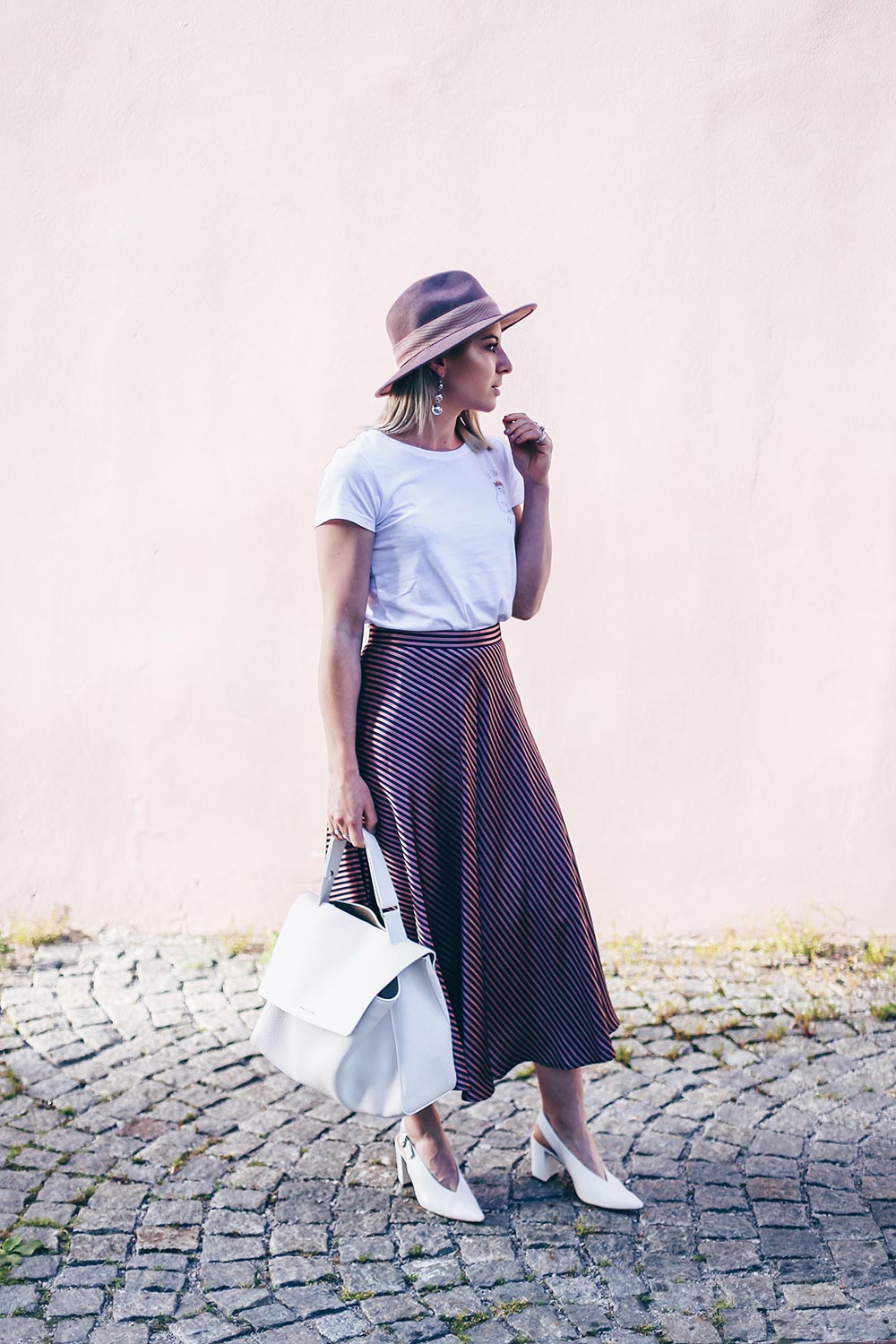 Midirock kombinieren, weiße Pumps Outfit, Sommer Hut, Printshirt stylen, weiße Taschen, IT Bag Sommer 2017, weiße Taschen kombinieren, Styling Tipps, Modetipps, Fashion Blog, Modeblog, Outfit Blog, www.whoismocca.me