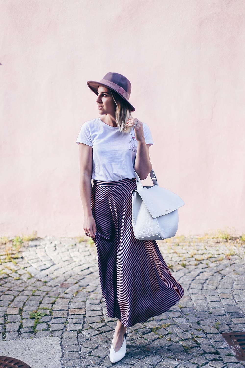 Midirock kombinieren, weiße Pumps Outfit, Sommer Hut, Printshirt stylen, weiße Taschen, IT Bag Sommer 2017, weiße Taschen kombinieren, Styling Tipps, Modetipps, Fashion Blog, Modeblog, Outfit Blog, www.whoismocca.me