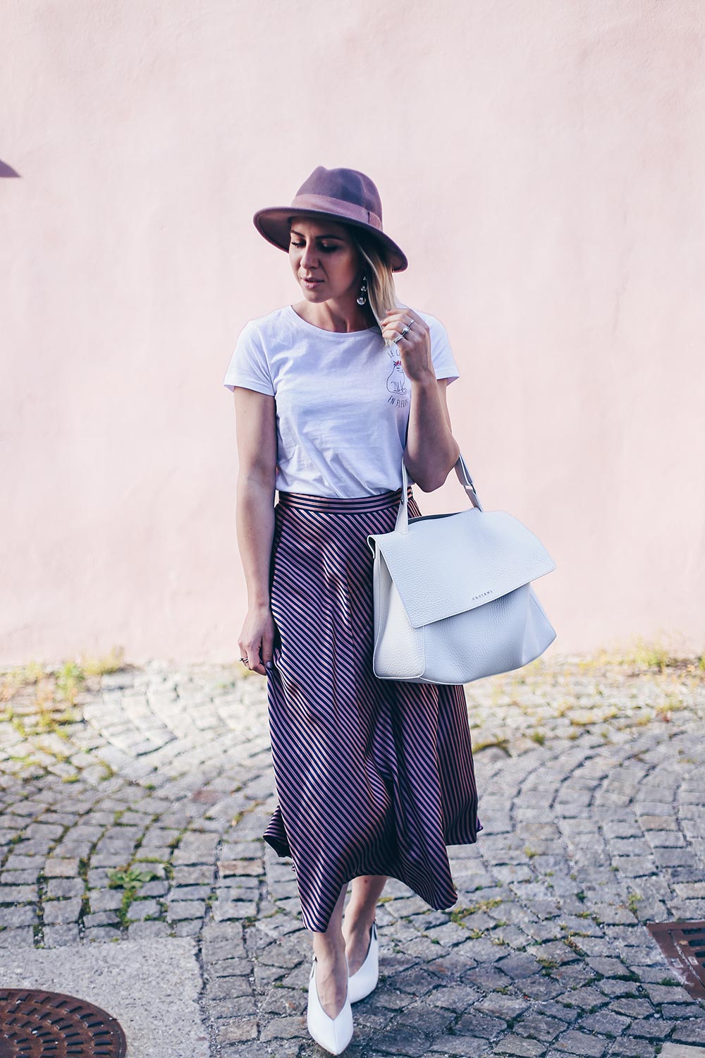 Midirock kombinieren, weiße Pumps Outfit, Sommer Hut, Printshirt stylen, weiße Taschen, IT Bag Sommer 2017, weiße Taschen kombinieren, Styling Tipps, Modetipps, Fashion Blog, Modeblog, Outfit Blog, www.whoismocca.me