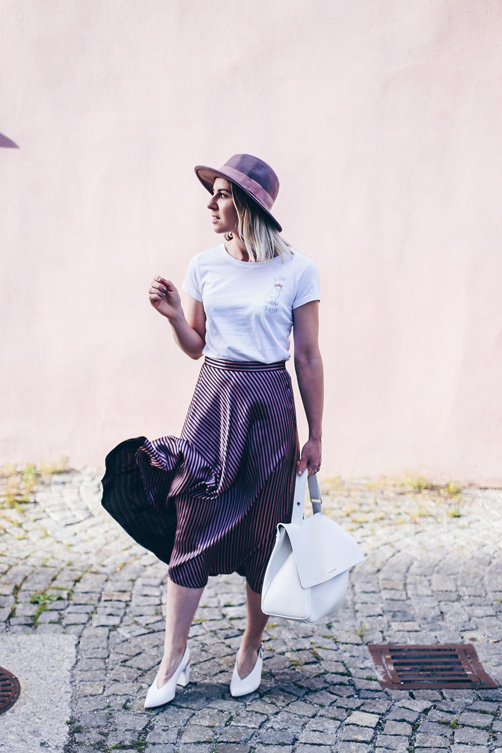 Midirock kombinieren, weiße Pumps Outfit, Sommer Hut, Printshirt stylen, weiße Taschen, IT Bag Sommer 2017, weiße Taschen kombinieren, Styling Tipps, Modetipps, Fashion Blog, Modeblog, Outfit Blog, www.whoismocca.me