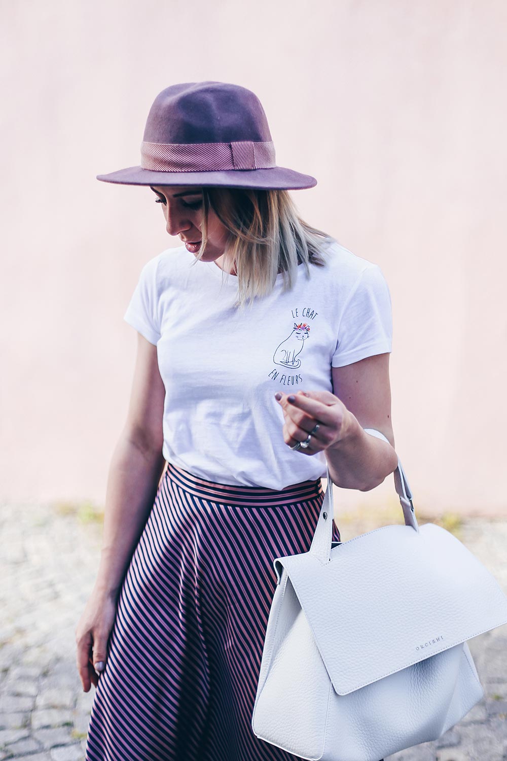 Midirock kombinieren, weiße Pumps Outfit, Sommer Hut, Printshirt stylen, weiße Taschen, IT Bag Sommer 2017, weiße Taschen kombinieren, Styling Tipps, Modetipps, Fashion Blog, Modeblog, Outfit Blog, www.whoismocca.me