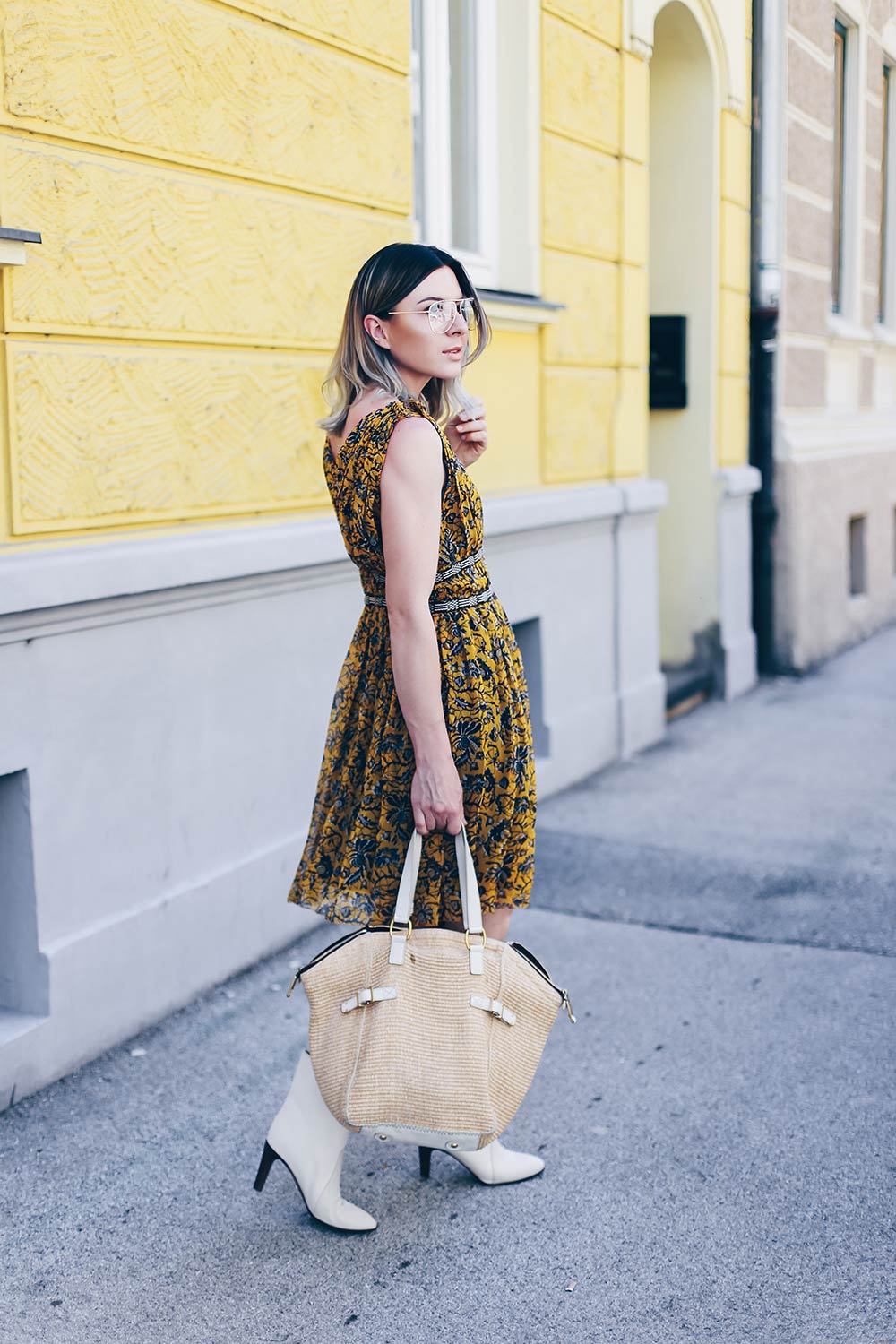 Stiefel im Sommer stylen, Styling Inspiration, Isabel Marant Printkleid, Yves Saint Laurent Shopper, Chloe Kole Boots, transparente Brille, Fashion Blog, Modeblog, Style Blog, Outfit Blog, Sommer Outfit, www.whoismocca.me