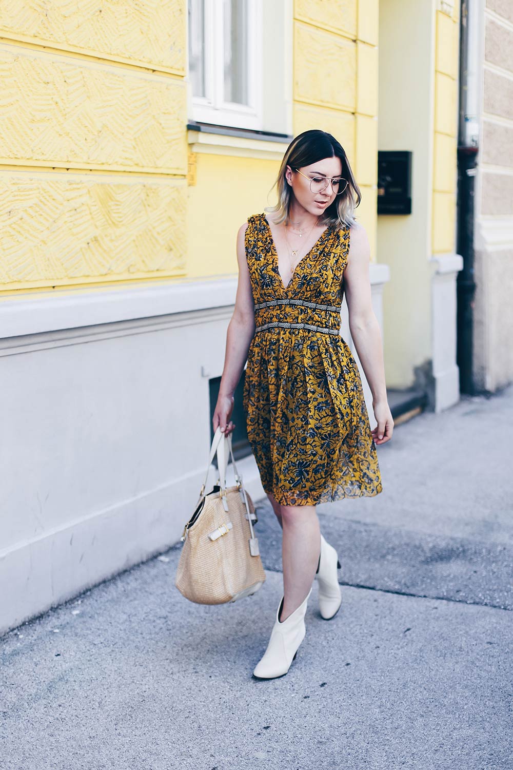 Stiefel im Sommer stylen, Styling Inspiration, Isabel Marant Printkleid, Yves Saint Laurent Shopper, Chloe Kole Boots, transparente Brille, Fashion Blog, Modeblog, Style Blog, Outfit Blog, Sommer Outfit, www.whoismocca.me