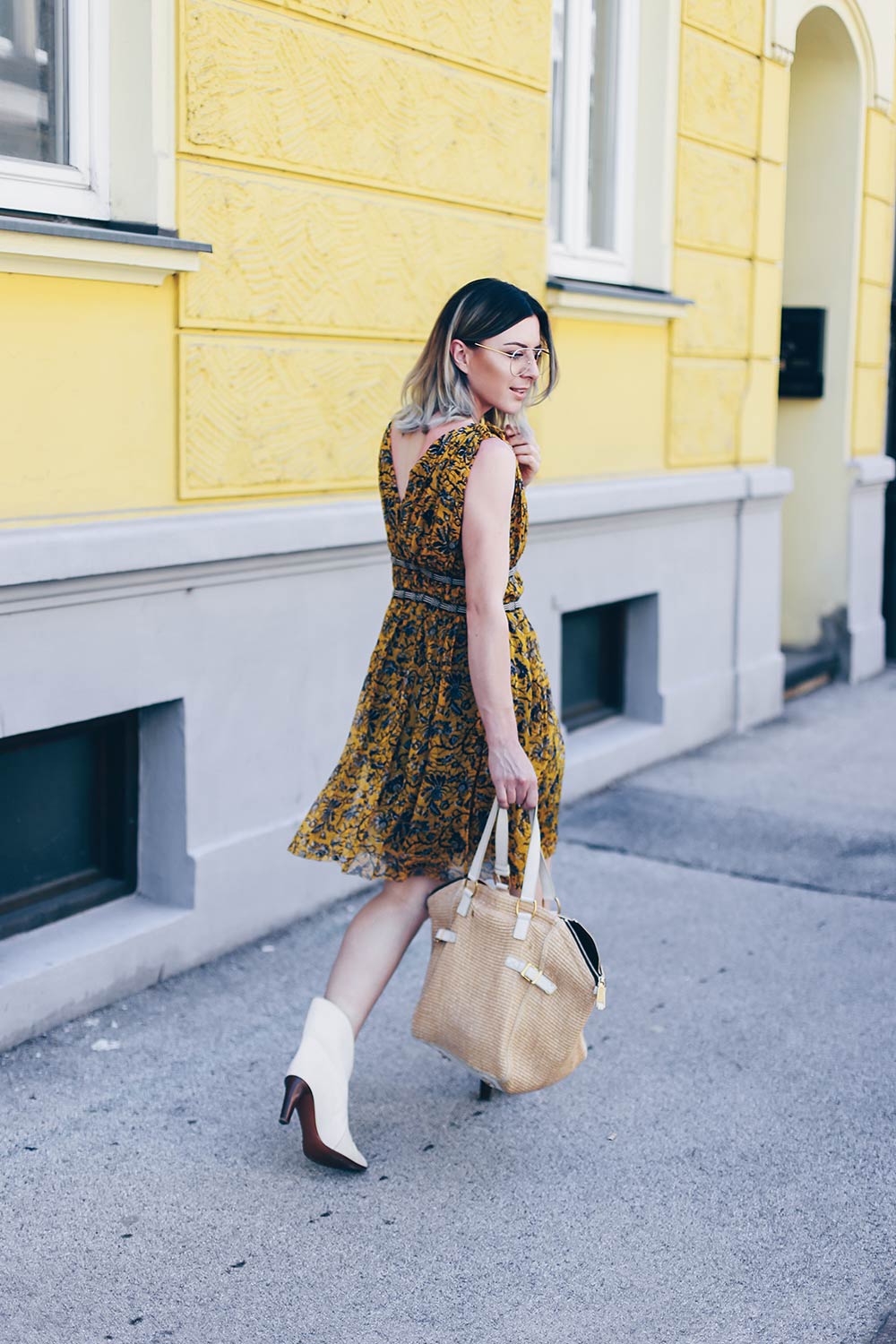 Stiefel im Sommer stylen, Styling Inspiration, Isabel Marant Printkleid, Yves Saint Laurent Shopper, Chloe Kole Boots, transparente Brille, Fashion Blog, Modeblog, Style Blog, Outfit Blog, Sommer Outfit, www.whoismocca.me