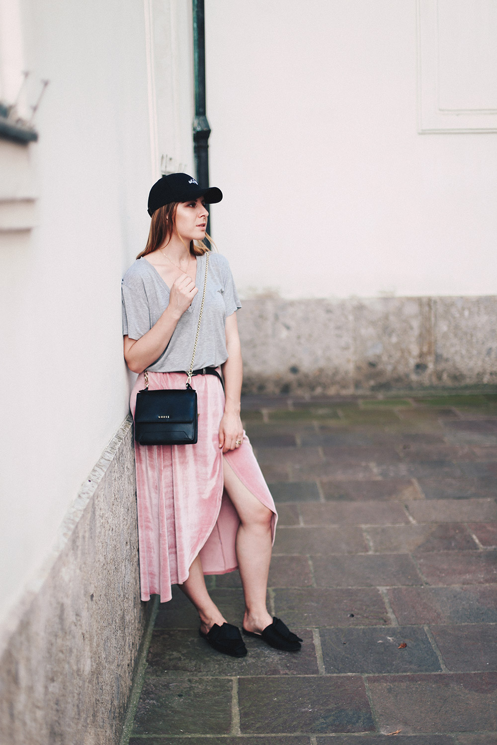 Sportliches Freizeit-Outfit mit rosa Samtrock und Wifey Baseball Kappe, Fashion Blog, Modeblog, whoismocca.me