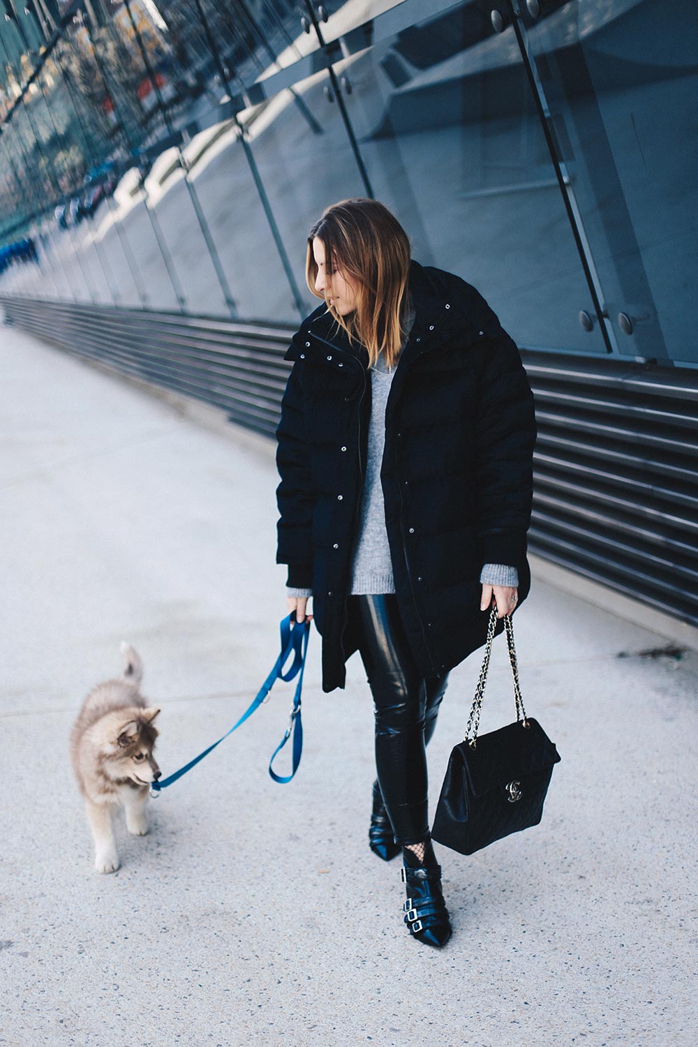 Outfit mit Lacklederhose, Oversize-Pufferjacke, Layering, Winter Outfit, Streetstyle, Fashion Blog, Modeblog, Outfit Blog, whoismocca.me