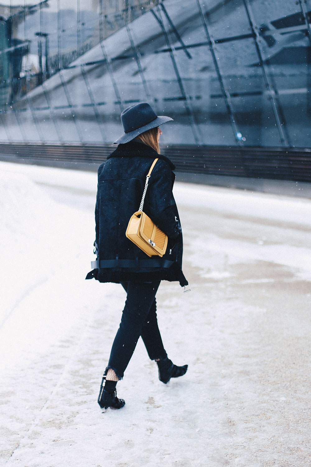 Netzstrumpfhose kombinieren, Cropped Jeans im Winter, Winter Outfit, Streetstyle, Outfit Blog, Style Blog, Fashion Blog, Acne Lookalike Jacket, Rebecca Minkoff Love Bag, Modeblog, whoismocca.me