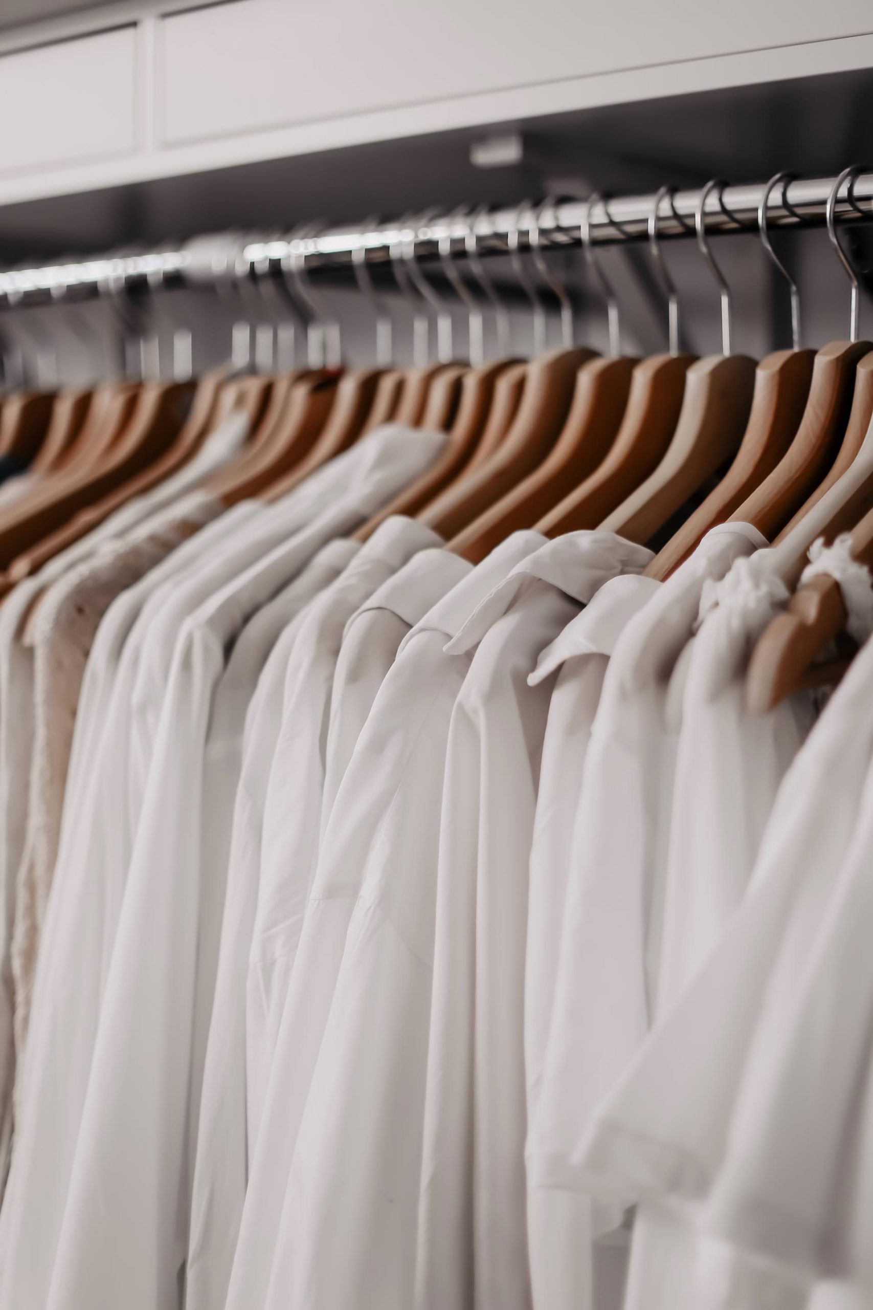 Frühjahrsputz im Kleiderschrank! Wie ich mich am leichtesten von Klamotten trennen kann und meine erprobten Tipps zum Ausmisten, verrate ich dir am Modeblog www.whoismocca.me #kleiderschrankausmisten #fashiondetox #closetcleaning 