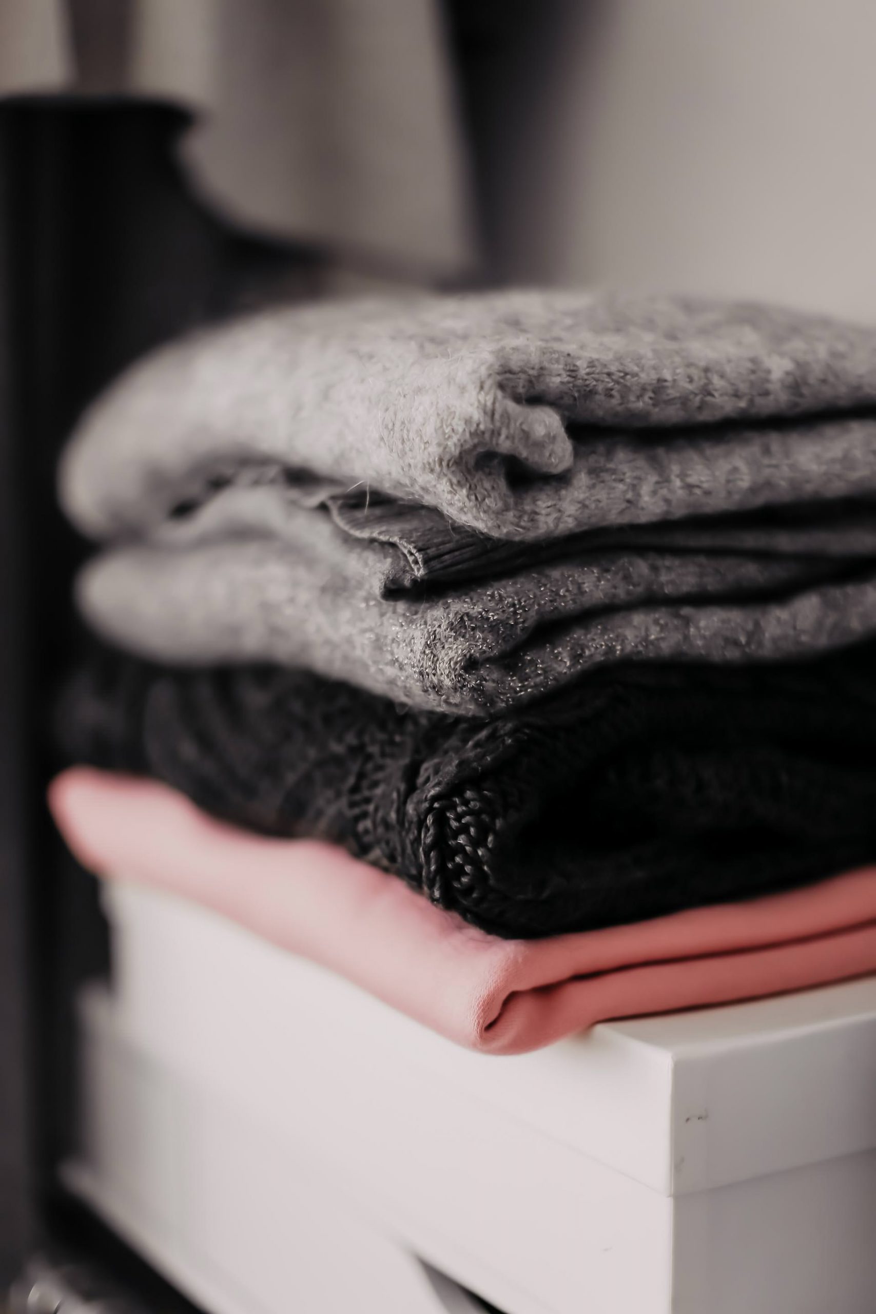 Frühjahrsputz im Kleiderschrank! Wie ich mich am leichtesten von Klamotten trennen kann und meine erprobten Tipps zum Ausmisten, verrate ich dir am Modeblog www.whoismocca.me #kleiderschrankausmisten #fashiondetox #closetcleaning