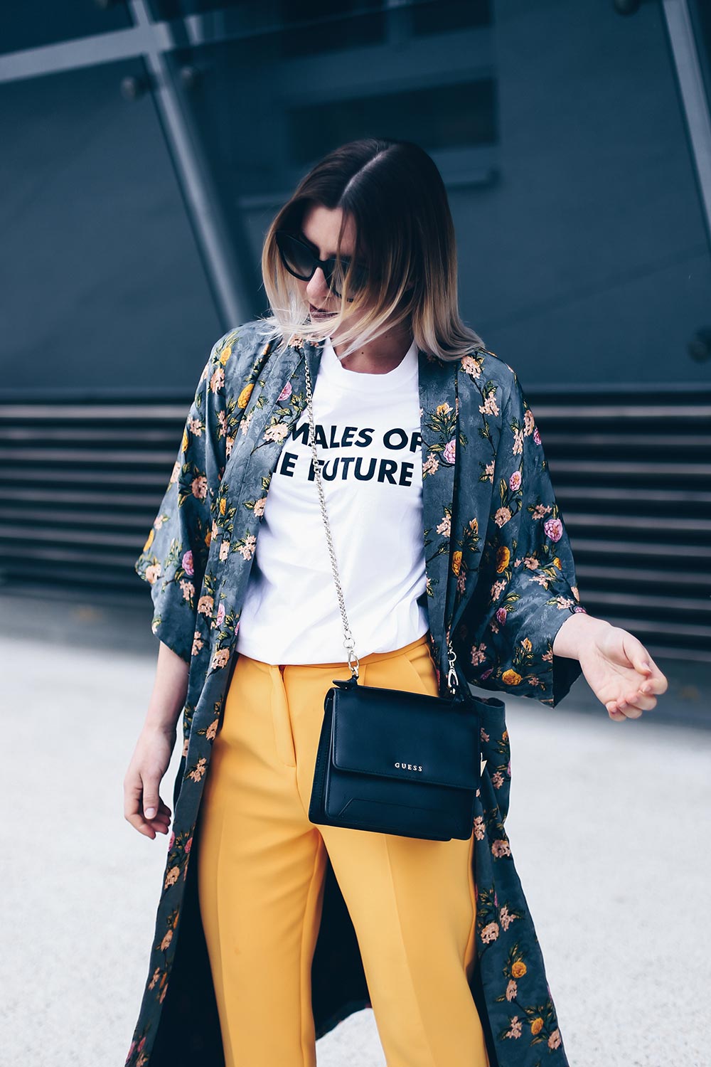 Das Females of the Future Shirt oder auch Topshop Shirt kombiniere ich mit einer gelbe Karottenhose, einem Long-Line Kimono und schwarzen Accessoires. Mehr Outfit Ideen und Kombinationen findet ihr auf meinem Modeblog aus Österreich. Fashion Blogger Streetstyles und Outfit Blog Beiträge. www.whoismocca.me