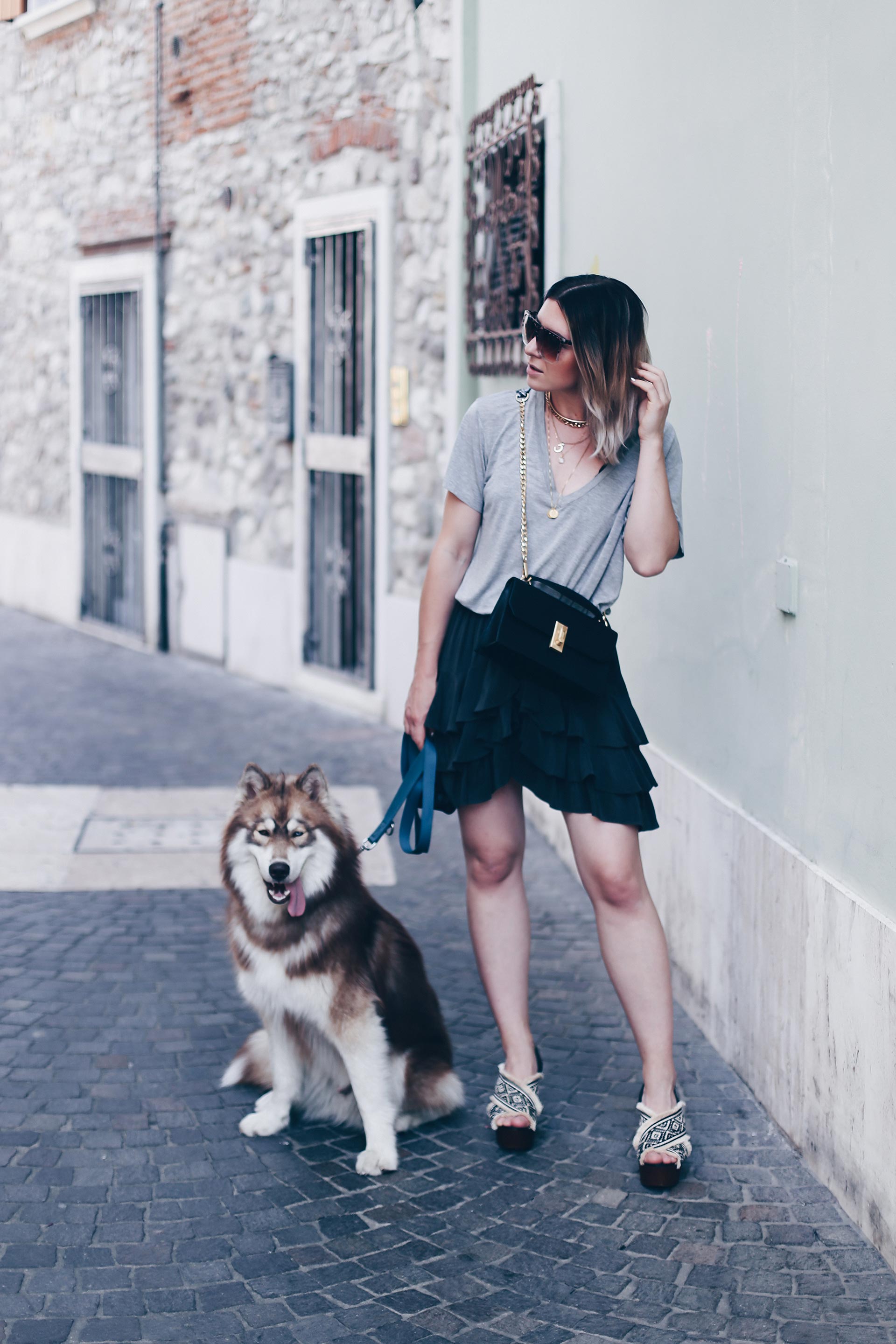 Urlaubsoutfit mit Isabel Marant Rock, Plateau-Sandalen und Basic-Shirt, Guitar Strap, Cross Body Bag, Siberian Husky, jewellery Layering, Sommer Outfit, Modeblog, Fashion Blog, Outfit Blog, Style Blog, www.whoismocca.me