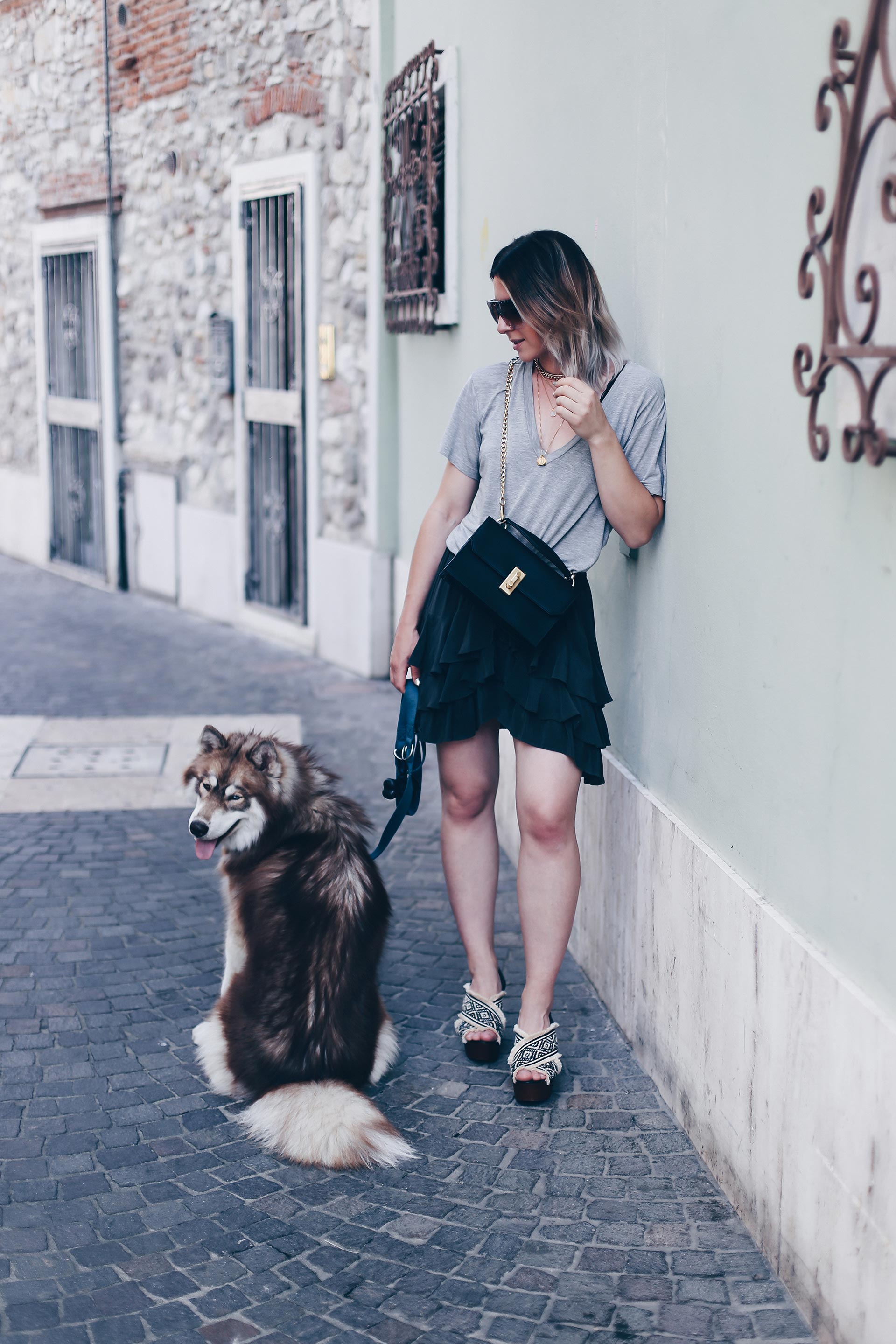 Urlaubsoutfit mit Isabel Marant Rock, Plateau-Sandalen und Basic-Shirt, Guitar Strap, Cross Body Bag, Siberian Husky, jewellery Layering, Sommer Outfit, Modeblog, Fashion Blog, Outfit Blog, Style Blog, www.whoismocca.me