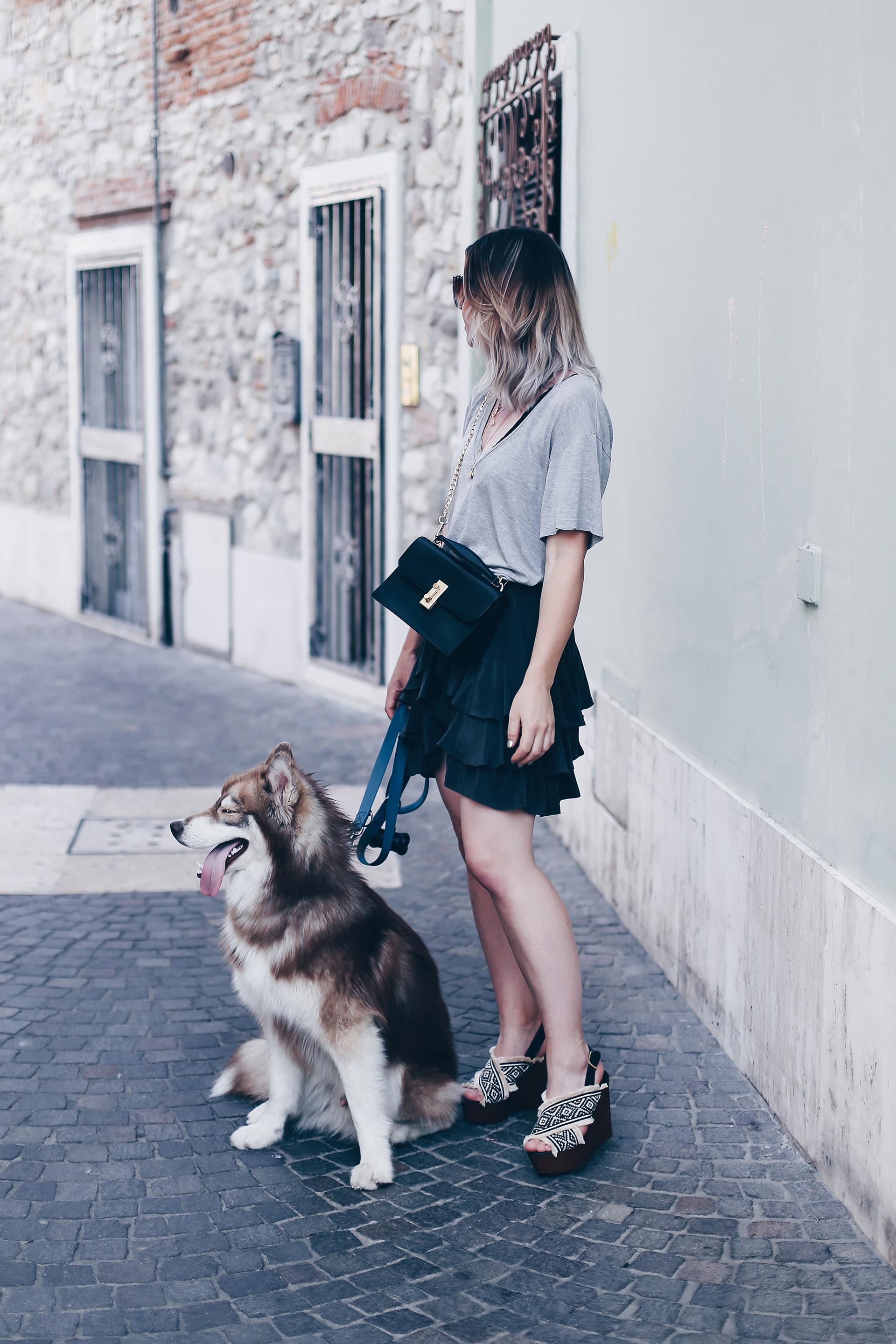 Urlaubsoutfit mit Isabel Marant Rock, Plateau-Sandalen und Basic-Shirt, Guitar Strap, Cross Body Bag, Siberian Husky, jewellery Layering, Sommer Outfit, Modeblog, Fashion Blog, Outfit Blog, Style Blog, www.whoismocca.me