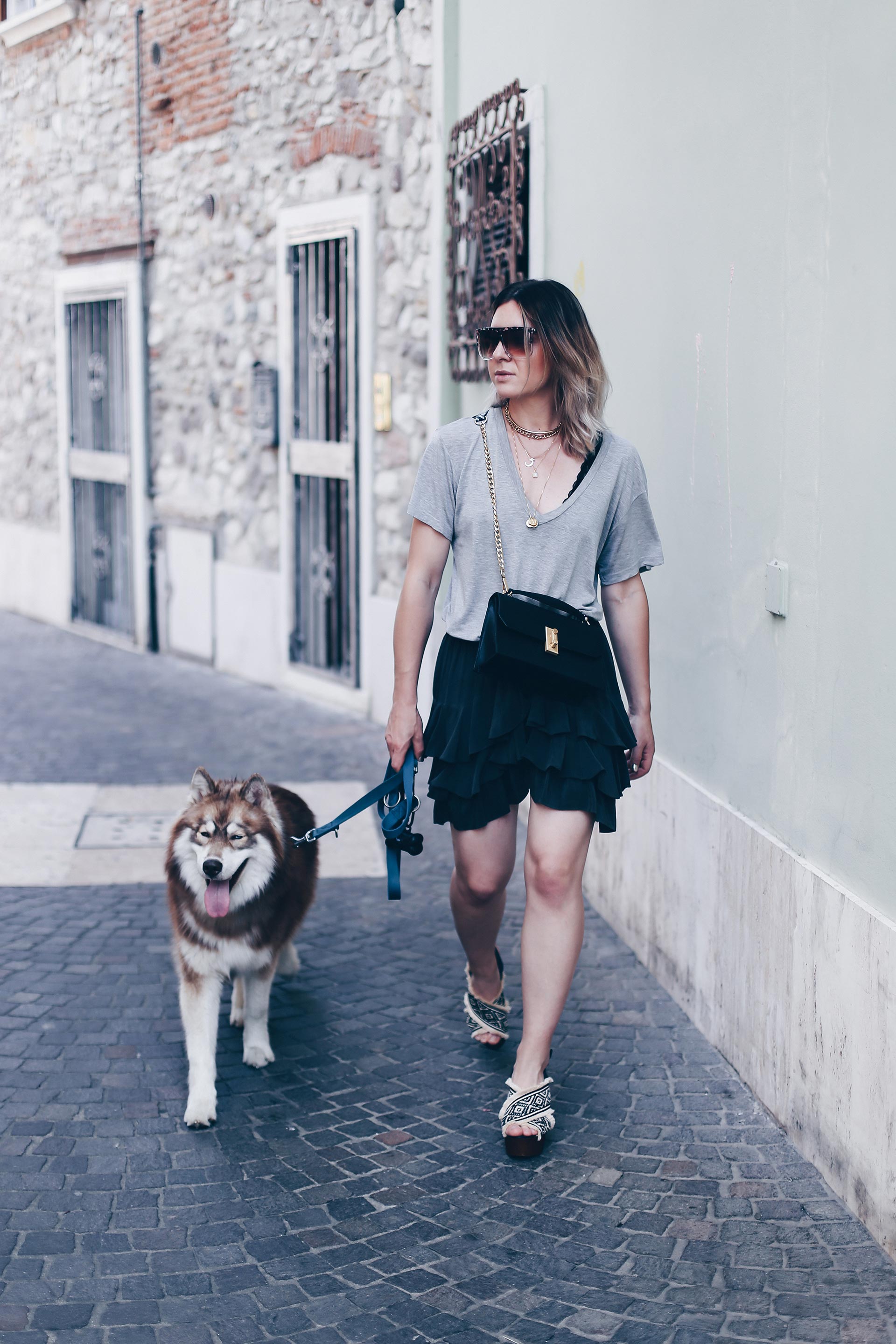 Urlaubsoutfit mit Isabel Marant Rock, Plateau-Sandalen und Basic-Shirt, Guitar Strap, Cross Body Bag, Siberian Husky, jewellery Layering, Sommer Outfit, Modeblog, Fashion Blog, Outfit Blog, Style Blog, www.whoismocca.me