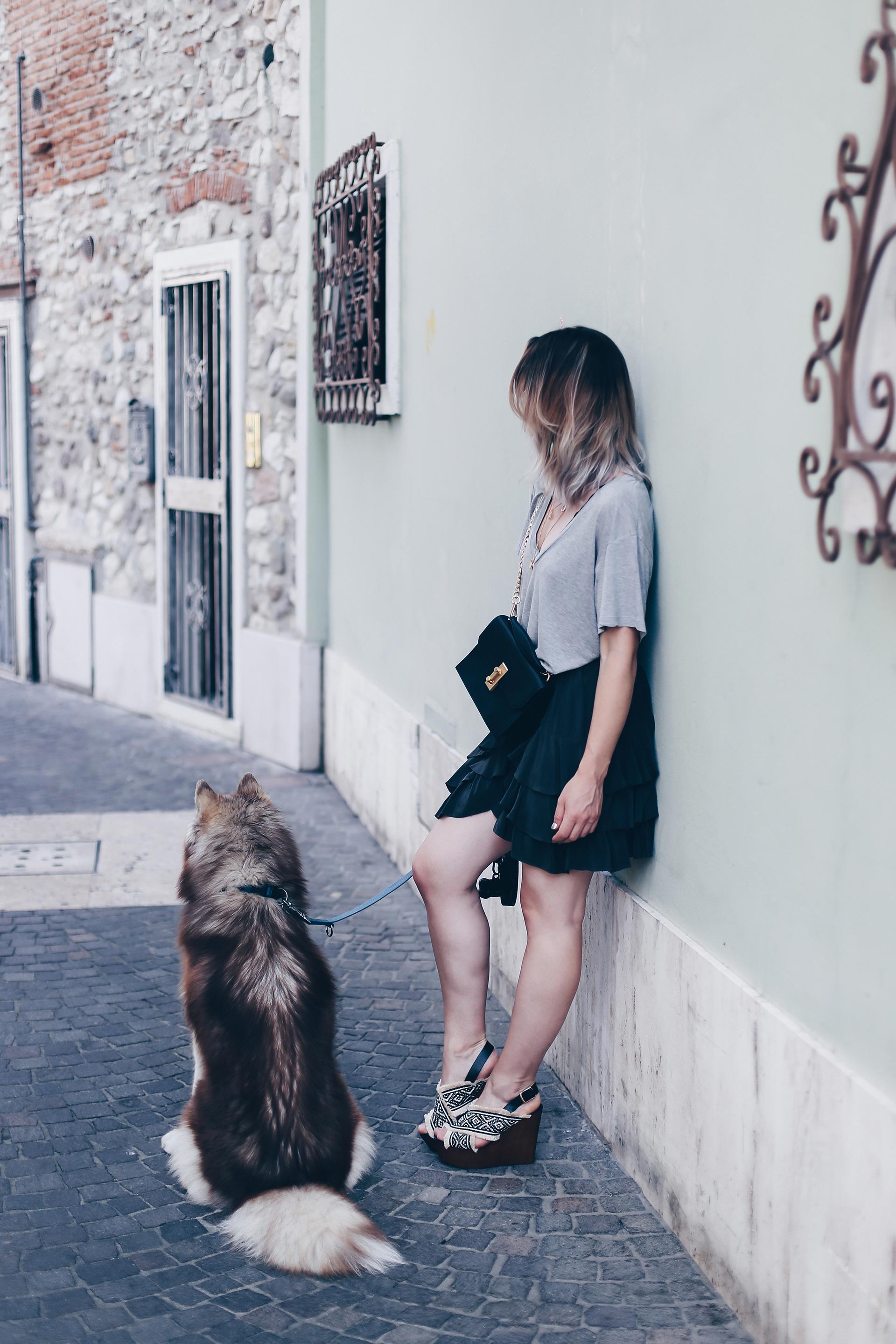 Urlaubsoutfit mit Isabel Marant Rock, Plateau-Sandalen und Basic-Shirt, Guitar Strap, Cross Body Bag, Siberian Husky, jewellery Layering, Sommer Outfit, Modeblog, Fashion Blog, Outfit Blog, Style Blog, www.whoismocca.me