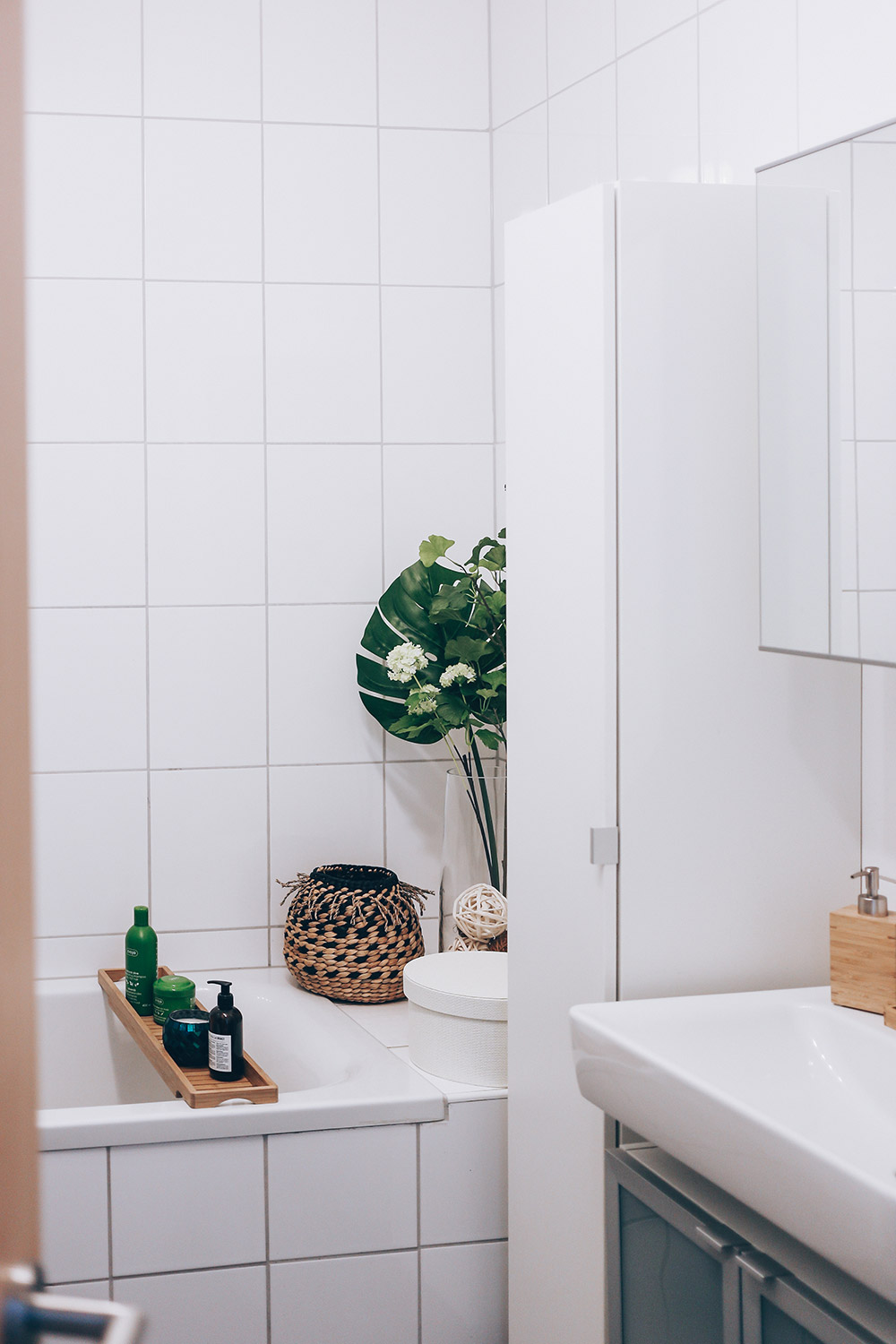 So gut lässt sich ein kleines Badezimmer ohne Fenster modern gestalten, Ikea Badezimmer, Badezimmer Ideen, bathroom ideas, Bad Inspiration, Badezimmer modern einrichtigen, Badezimmer günstig einrichten, Naturmaterialien, Gillette Club Station, Interior Blog, Style Blog, Magazin, Blogazine, www.whoismocca.me