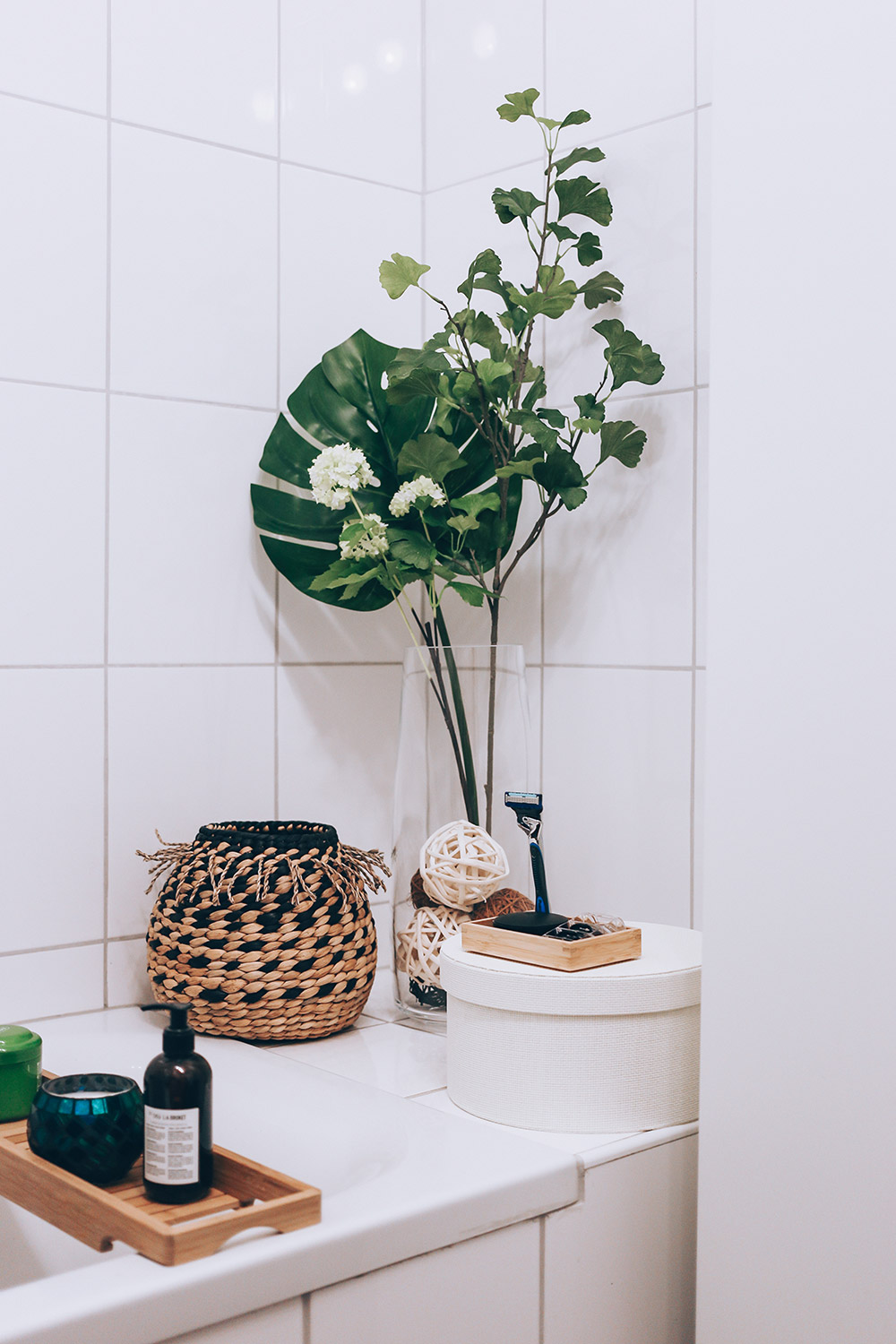 So gut lässt sich ein kleines Badezimmer ohne Fenster modern gestalten, Ikea Badezimmer, Badezimmer Ideen, bathroom ideas, Bad Inspiration, Badezimmer modern einrichtigen, Badezimmer günstig einrichten, Naturmaterialien, Gillette Club Station, Interior Blog, Style Blog, Magazin, Blogazine, www.whoismocca.me