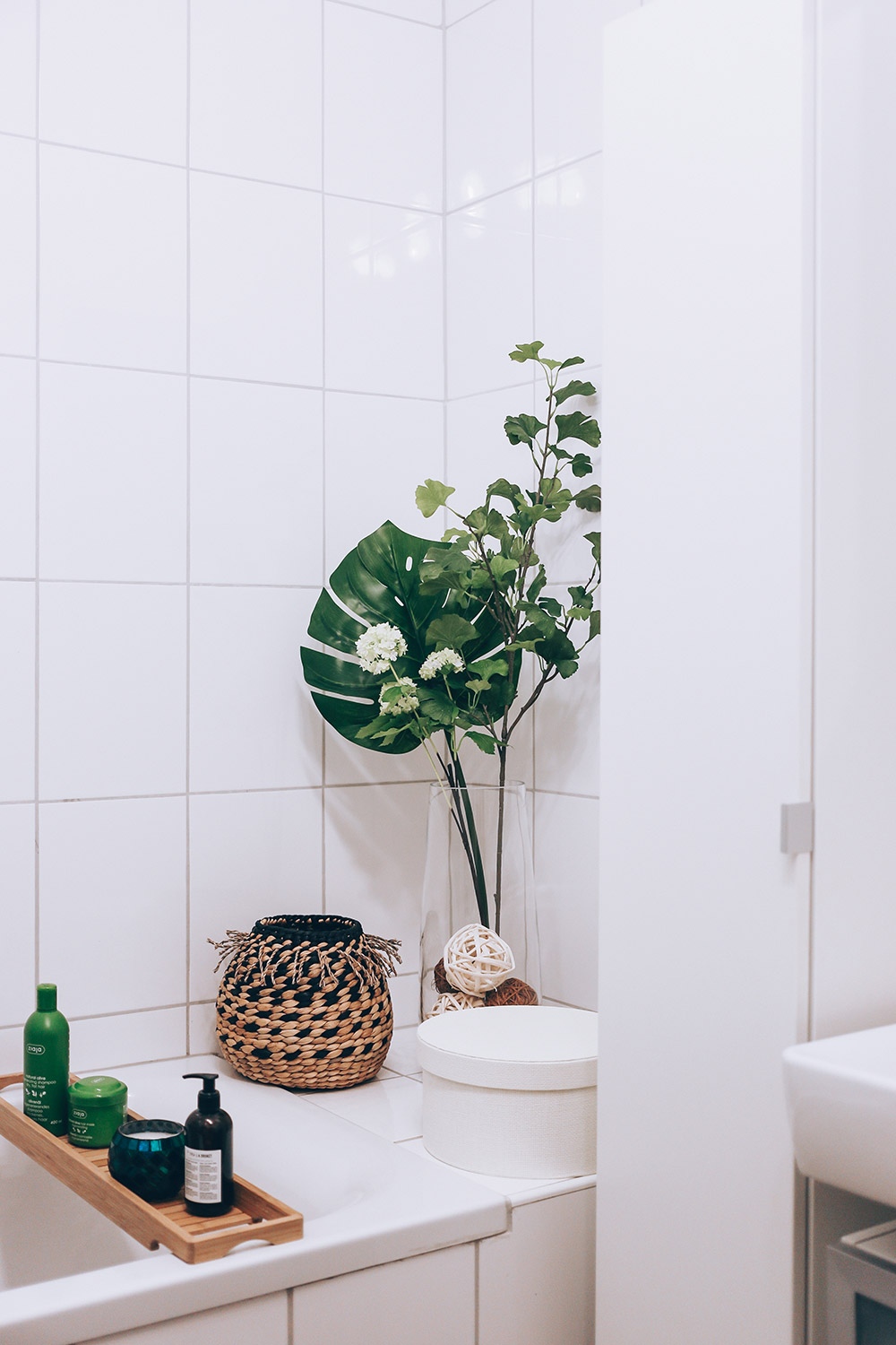 So gut lässt sich ein kleines Badezimmer ohne Fenster modern gestalten, Ikea Badezimmer, Badezimmer Ideen, bathroom ideas, Bad Inspiration, Badezimmer modern einrichtigen, Badezimmer günstig einrichten, Naturmaterialien, Gillette Club Station, Interior Blog, Style Blog, Magazin, Blogazine, www.whoismocca.me