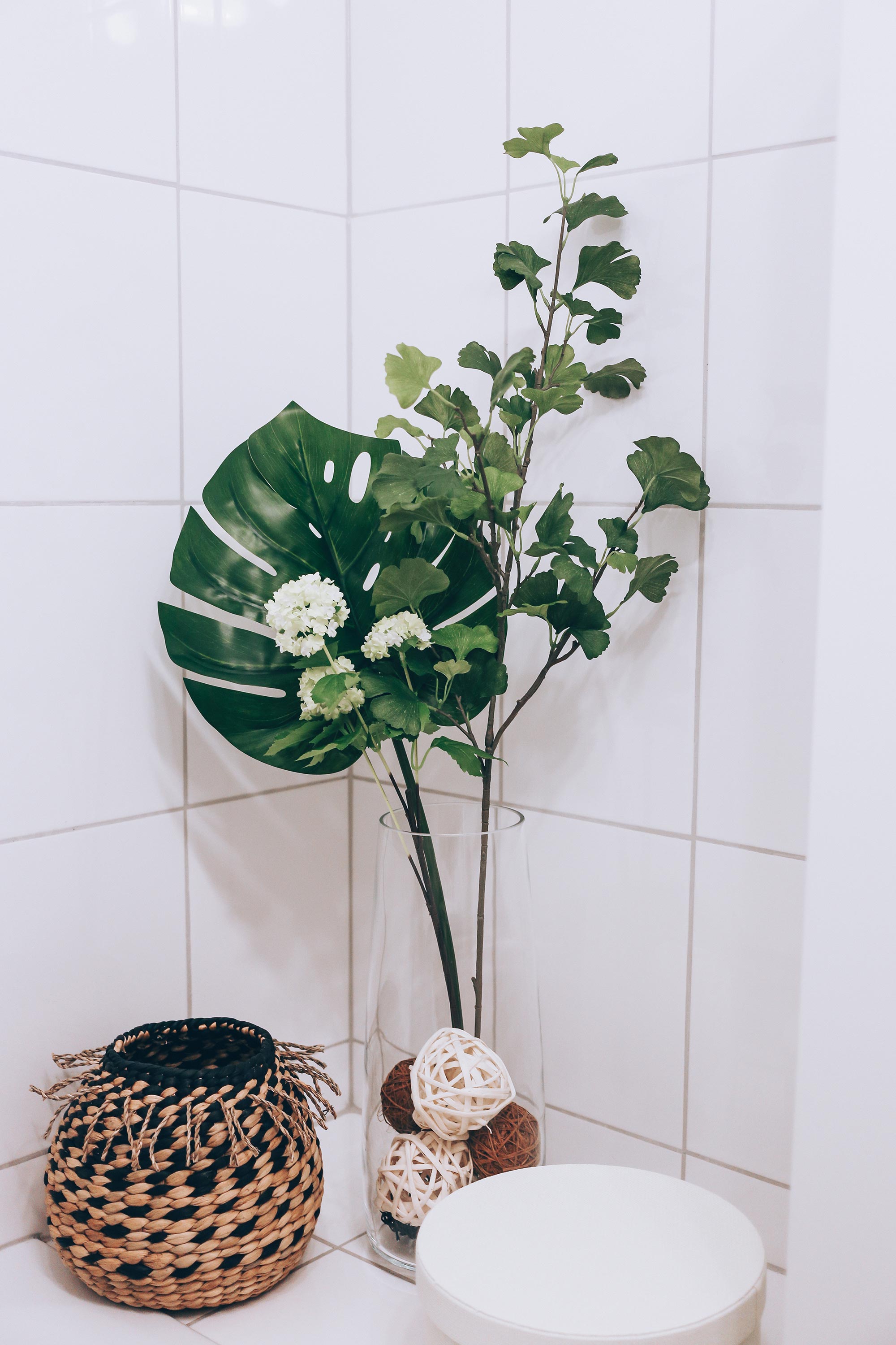 So gut lässt sich ein kleines Badezimmer ohne Fenster modern gestalten, Ikea Badezimmer, Badezimmer Ideen, bathroom ideas, Bad Inspiration, Badezimmer modern einrichtigen, Badezimmer günstig einrichten, Naturmaterialien, Gillette Club Station, Interior Blog, Style Blog, Magazin, Blogazine, www.whoismocca.me