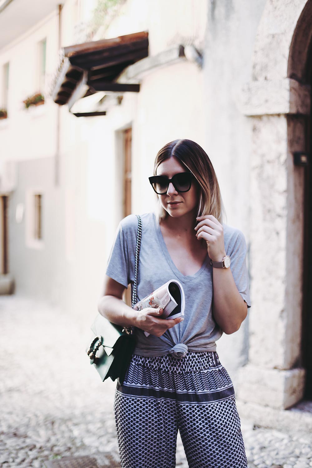 Summer Wardrobe Essentials, Palazzo Hose Cecilie Copenhagen, Basic Shirt Outfit, Casual Chic Look, Gucci Dionysus Tasche, Slipper, Fashion Blog, Modeblog, Style Blog, Outfit Blog, www.whoismocca.me