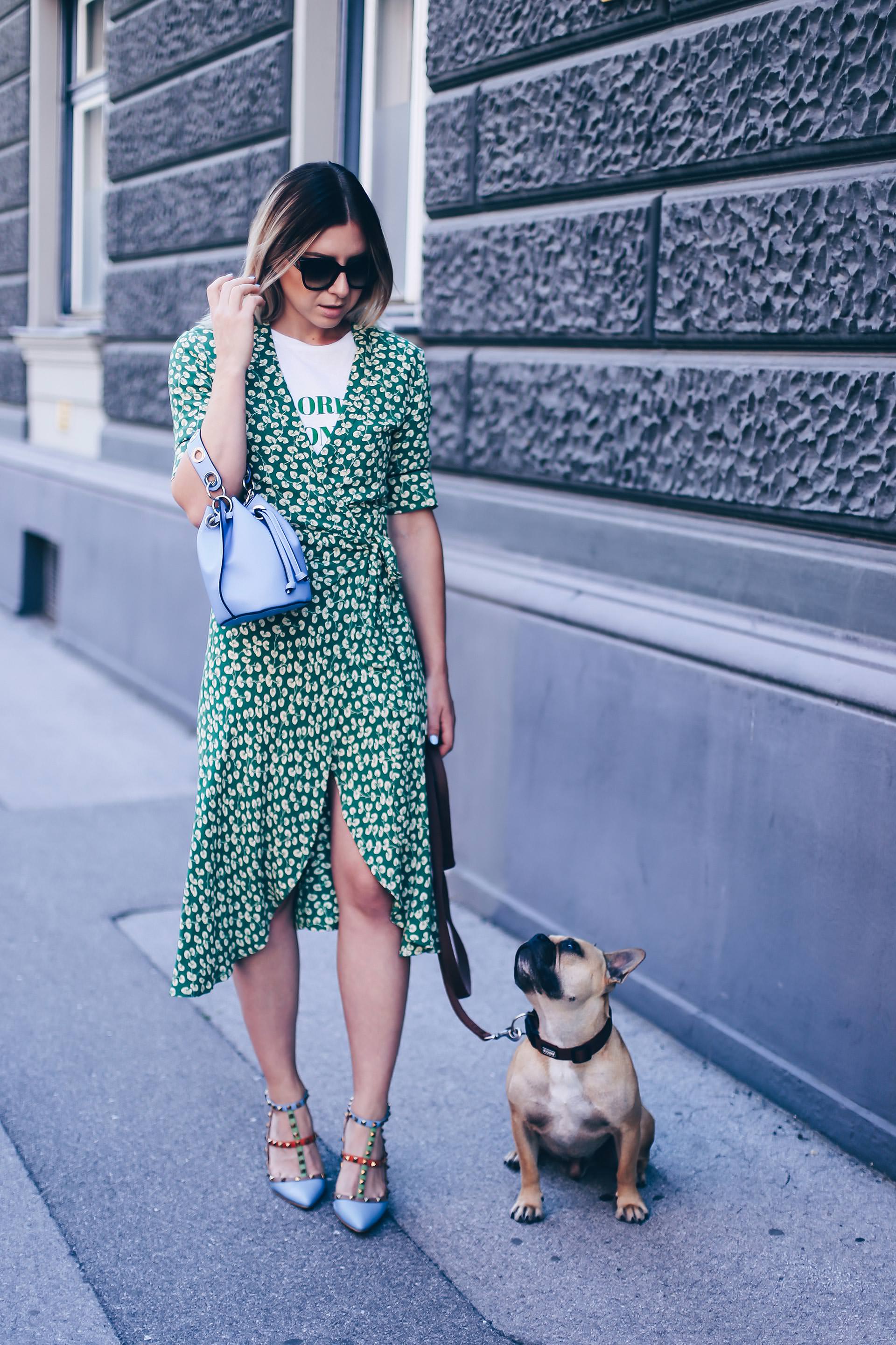 Ganni Streetstyle mit Wickelkleid, Dalton Crepe Dress, hellblaue Tasche kombinieren, Valentino Rockstuds, Fashion Blog, Outfit Blog, Style Blog, Modeblog, www.whoismocca.me