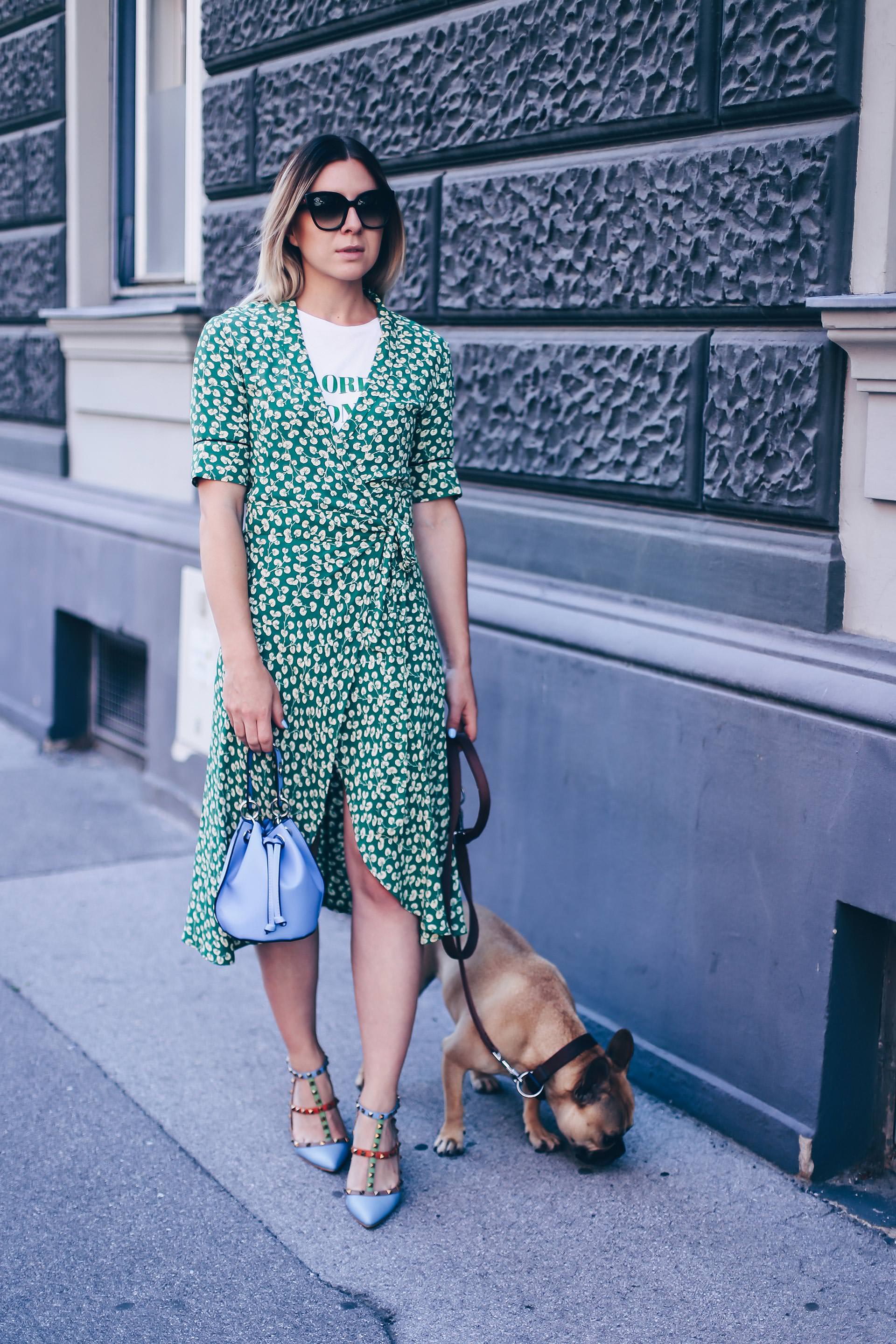 Ganni Streetstyle mit Wickelkleid, Dalton Crepe Dress, hellblaue Tasche kombinieren, Valentino Rockstuds, Fashion Blog, Outfit Blog, Style Blog, Modeblog, www.whoismocca.me