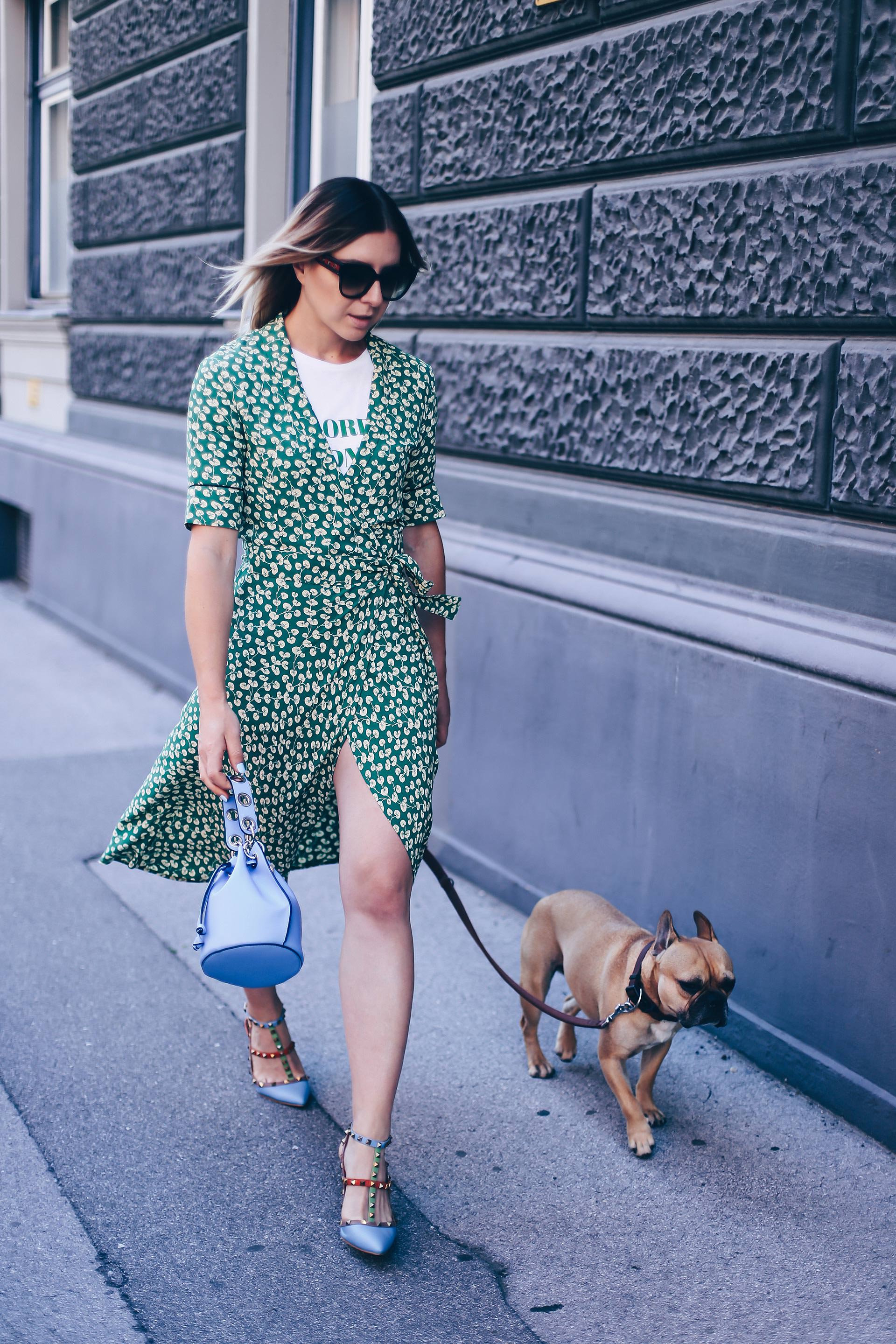 Ganni Streetstyle mit Wickelkleid, Dalton Crepe Dress, hellblaue Tasche kombinieren, Valentino Rockstuds, Fashion Blog, Outfit Blog, Style Blog, Modeblog, www.whoismocca.me