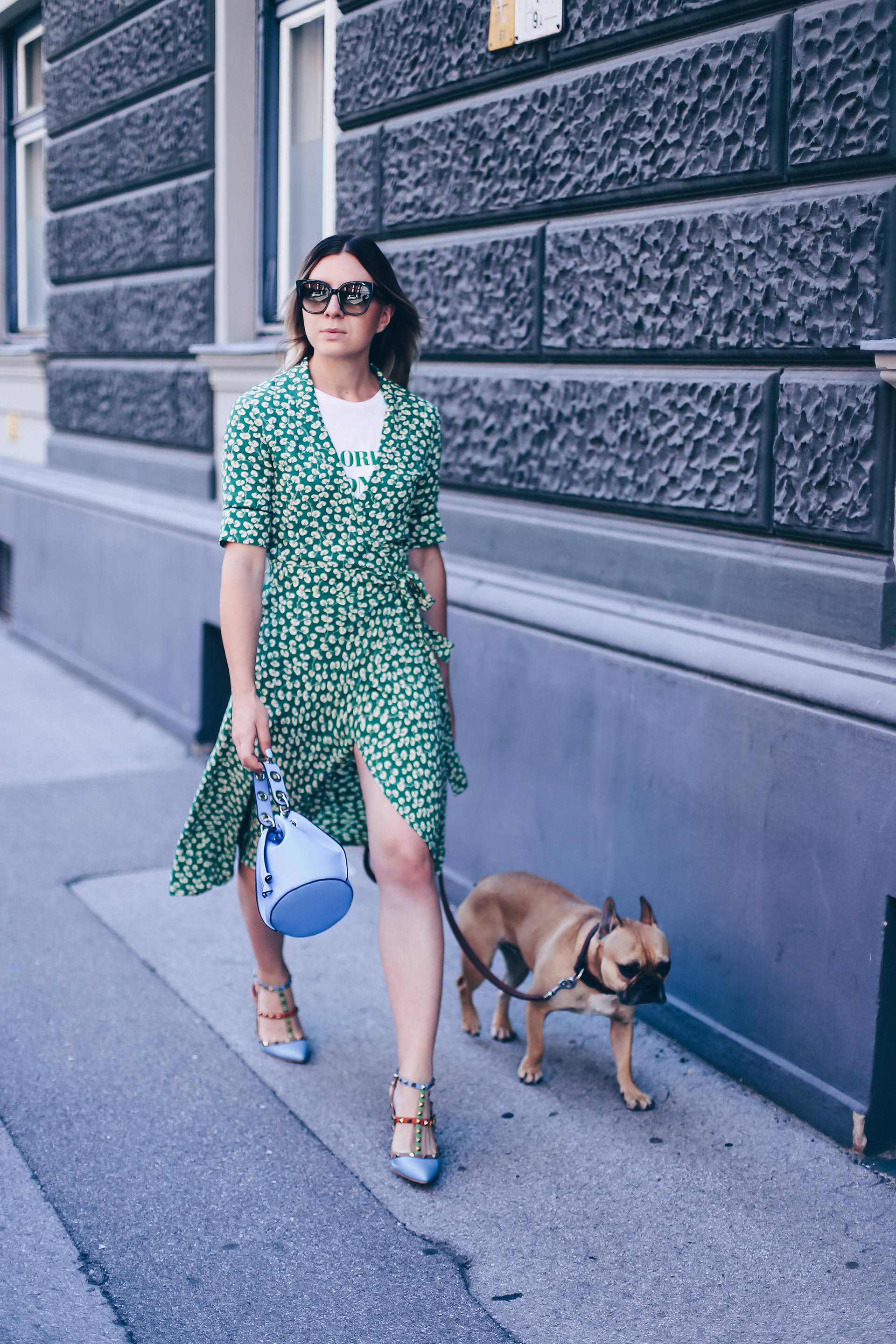 Ganni Streetstyle mit Wickelkleid, Dalton Crepe Dress, hellblaue Tasche kombinieren, Valentino Rockstuds, Fashion Blog, Outfit Blog, Style Blog, Modeblog, www.whoismocca.me