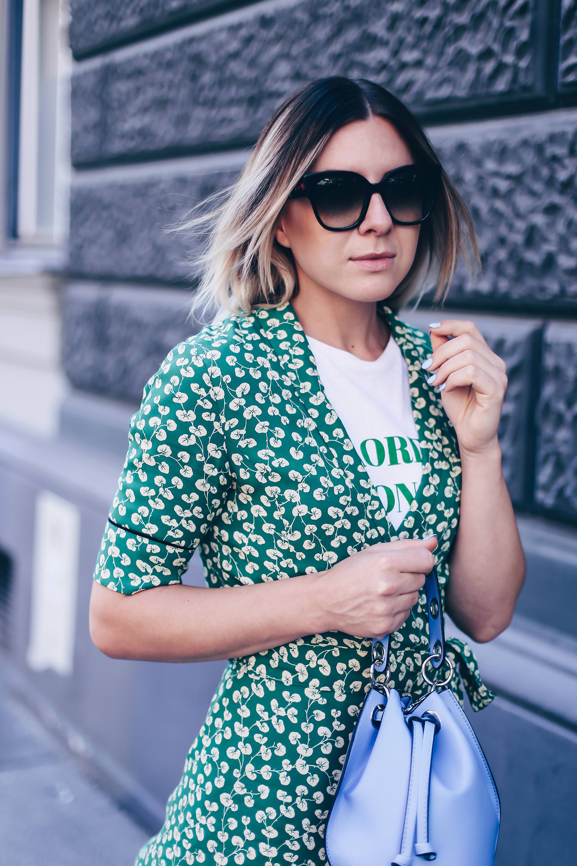 Ganni Streetstyle mit Wickelkleid, Dalton Crepe Dress, hellblaue Tasche kombinieren, Valentino Rockstuds, Fashion Blog, Outfit Blog, Style Blog, Modeblog, www.whoismocca.me