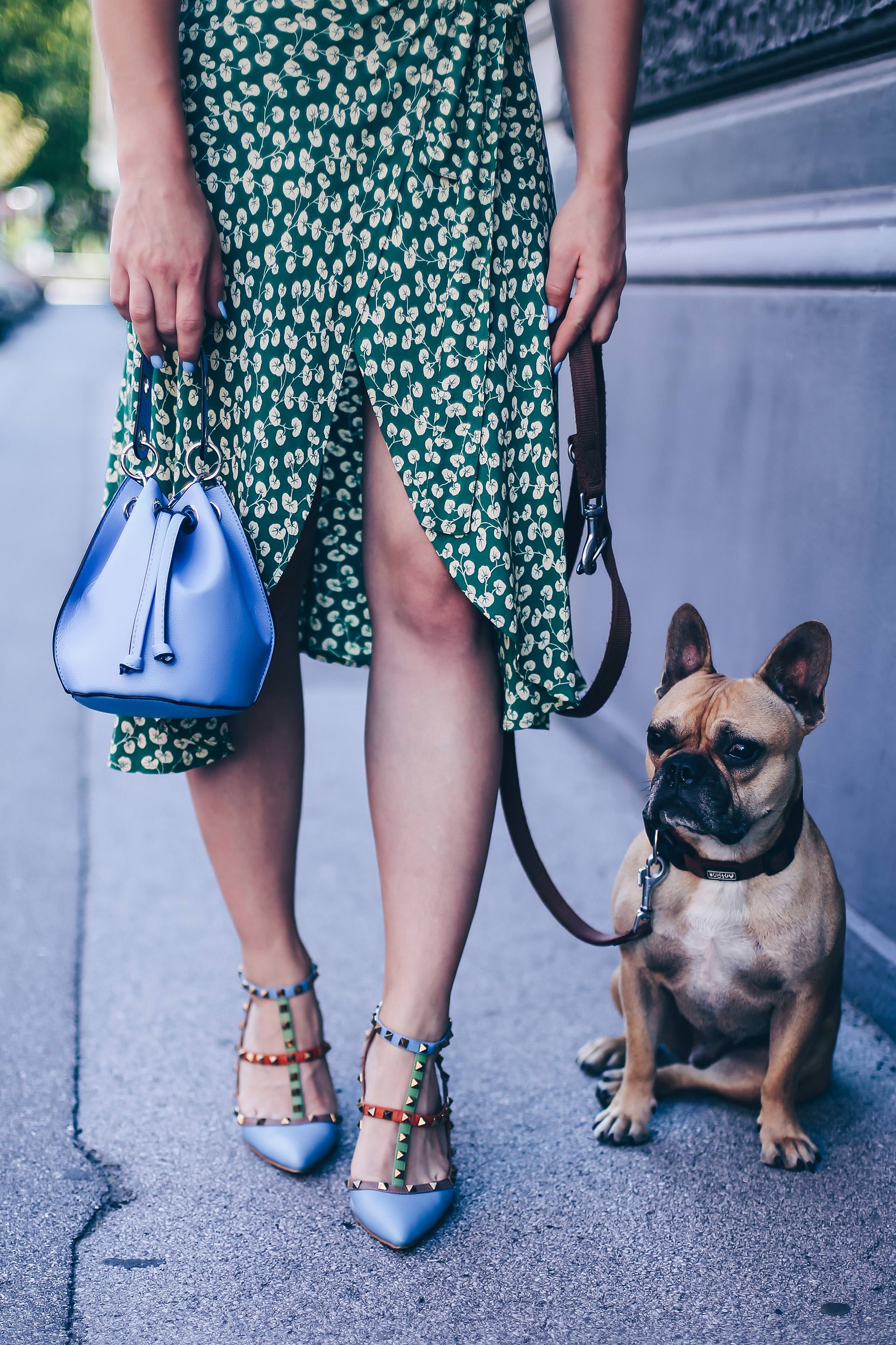 Ganni Streetstyle mit Wickelkleid, Dalton Crepe Dress, hellblaue Tasche kombinieren, Valentino Rockstuds, Fashion Blog, Outfit Blog, Style Blog, Modeblog, www.whoismocca.me