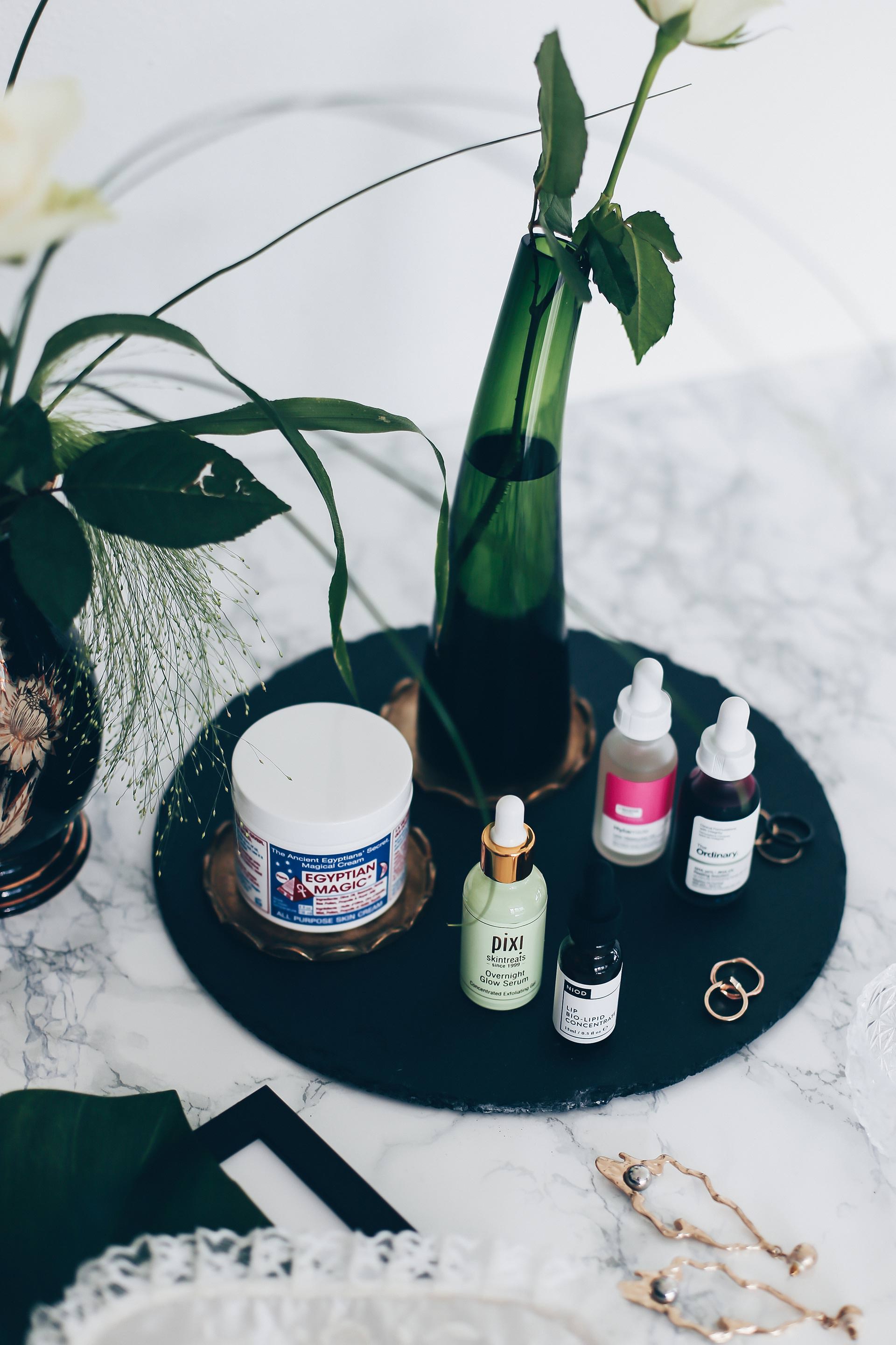 Beauty Favoriten, Must-haves, Pixi Overnight Glow Serum, Hylamide Low-Molecular HA Booster Serum, Vitamin C Booster, The Ordinary AHA BHA Peeling-Lösung, Egyptian Magic Creme, NIOD Lippenkonzentrat, Beauty Blog, Beauty Favoriten, www.whoismocca.me